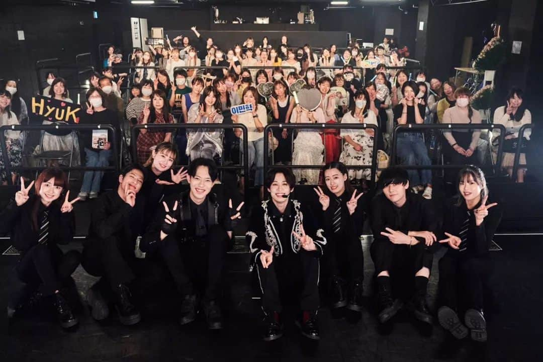 ヒョクのインスタグラム：「『KISS U OFF』カムバ活動 完!!  イミンヒョクCOMEBACK LIVE 2023 FINAL  昼、夜の部 どちらも大盛り上がりでカムバ活動を締めくくりました😄🎊  「今までのヒョク君のライブで一番よかった!!」と満面の笑顔で言ってくれる方も、「初めてライブ見にきたけど本当に楽しかった」という方もたくさんいらっしゃって、どちらも本当に感謝感謝です！僕も本当に楽しく、幸せな単独ライブでした！  夜の部の本当に最後のトークでもお話したのですが(今回は泣いてないですよw) 僕の想いはAgainやwithの歌詞にたくさん詰まってます。  また会おう😊  次のカムバ活動はもっと進化して帰ってきます！  ファンのみなさん 事務所のみなさん ダンサーのみなさん 本当に本当にありがとうございました！！！  ぜひともコメントでも感想を聞かせてください～😄」