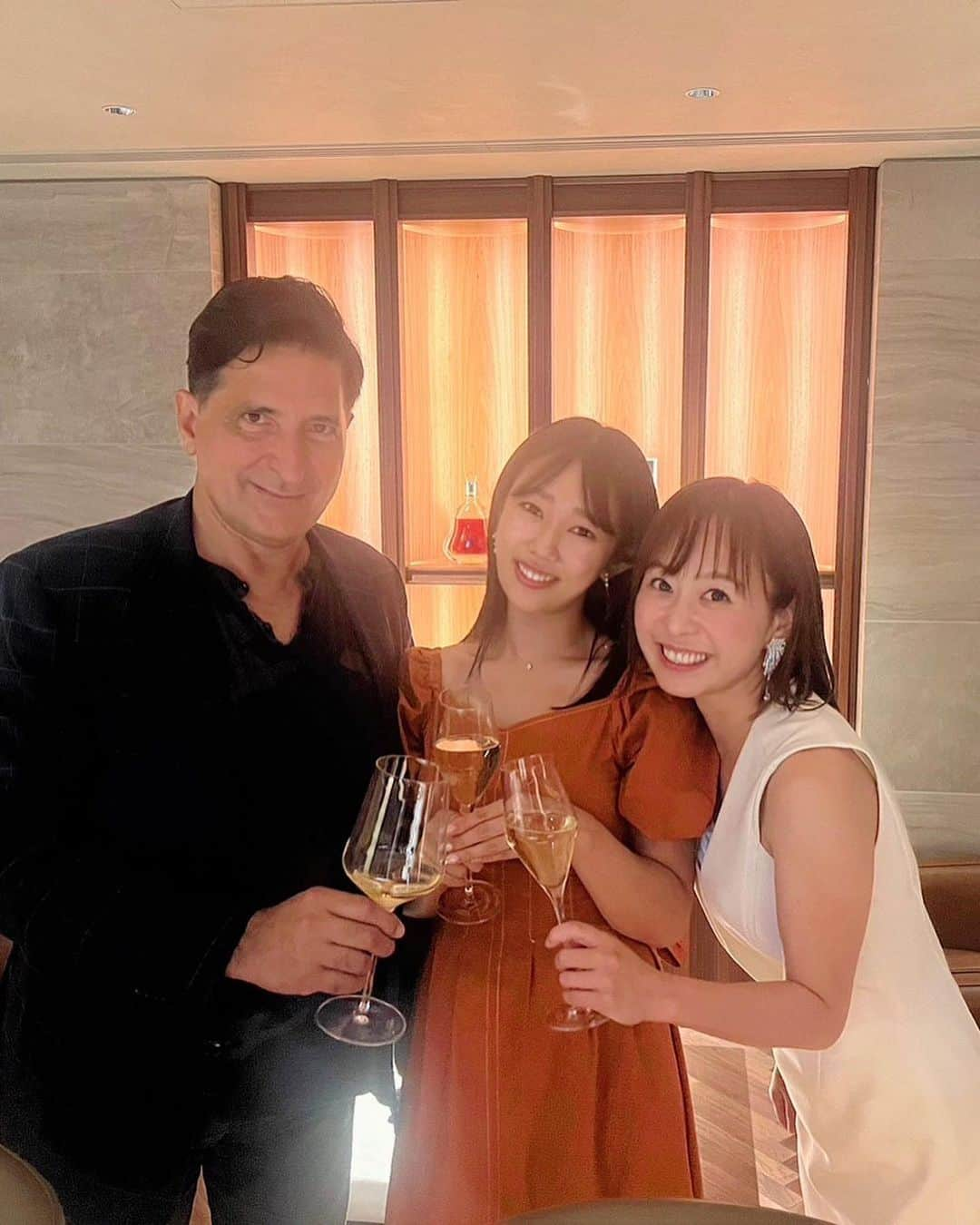 堀江聖夏さんのインスタグラム写真 - (堀江聖夏Instagram)「⌇‎🎂♡ ⁡ 今日は汐留TV!の放送日なのですが 共演させていただいてます、 良子さん @kikuryo627happy がお誕生日のお祝いに ご飯に連れていってくださいました🥩♡ まさかの隣の席にウルフギャングの 世界オーナーのピーターさんがいらっしゃって ご一緒に乾杯とお祝いしていただきました😂 (良子さんといると、いつもミラクルが起きる！) ⁡ 目の前が鉄板でお肉を 焼いてくださり….お腹も細胞もミトコンドリアも 大喜びしてました。。 ⁡ 良子さんとは8年前(!?)の汐留TVで 初めてお会いしましたが、私はその時はまだ 学生で、アナウンサーの先輩がいなく、 右も左もわからない事だらけ。良子さんから アナウンスの基本や礼儀などなど、 全部教えていただき、、 ⁡ それから8年…！ こうしてプライベートでも 仲良くさせていただき、嬉しいです😭🧡🙏 ⁡ まだまだ未熟ですが、私も 後輩に美味しいご飯をご馳走できるような かっこいい人になれるように 頑張るぞ〜！！！ ⁡ 毎週日曜日22:54〜 BS日テレ『汐留TV!』なので もしよかったら観てください♡ ⁡ ⁡ ________________________________ #汐留TV #BS日テレ #誕生日 #birthday #dinner #wolfgangssteakhouse」6月25日 19時37分 - mina_horie