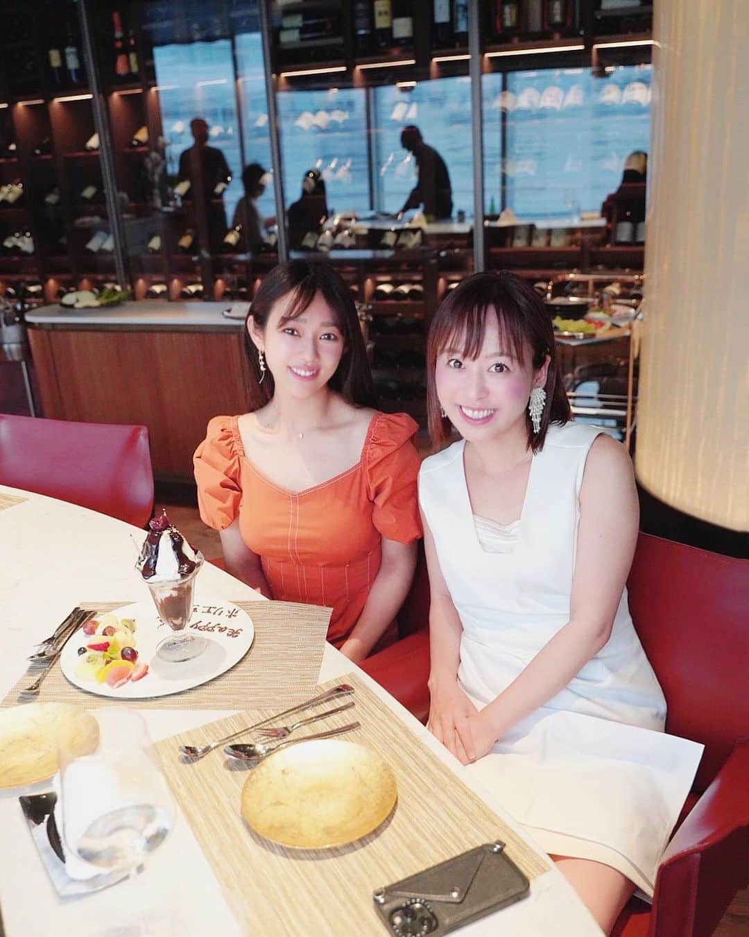 堀江聖夏のインスタグラム：「⌇‎🎂♡ ⁡ 今日は汐留TV!の放送日なのですが 共演させていただいてます、 良子さん @kikuryo627happy がお誕生日のお祝いに ご飯に連れていってくださいました🥩♡ まさかの隣の席にウルフギャングの 世界オーナーのピーターさんがいらっしゃって ご一緒に乾杯とお祝いしていただきました😂 (良子さんといると、いつもミラクルが起きる！) ⁡ 目の前が鉄板でお肉を 焼いてくださり….お腹も細胞もミトコンドリアも 大喜びしてました。。 ⁡ 良子さんとは8年前(!?)の汐留TVで 初めてお会いしましたが、私はその時はまだ 学生で、アナウンサーの先輩がいなく、 右も左もわからない事だらけ。良子さんから アナウンスの基本や礼儀などなど、 全部教えていただき、、 ⁡ それから8年…！ こうしてプライベートでも 仲良くさせていただき、嬉しいです😭🧡🙏 ⁡ まだまだ未熟ですが、私も 後輩に美味しいご飯をご馳走できるような かっこいい人になれるように 頑張るぞ〜！！！ ⁡ 毎週日曜日22:54〜 BS日テレ『汐留TV!』なので もしよかったら観てください♡ ⁡ ⁡ ________________________________ #汐留TV #BS日テレ #誕生日 #birthday #dinner #wolfgangssteakhouse」