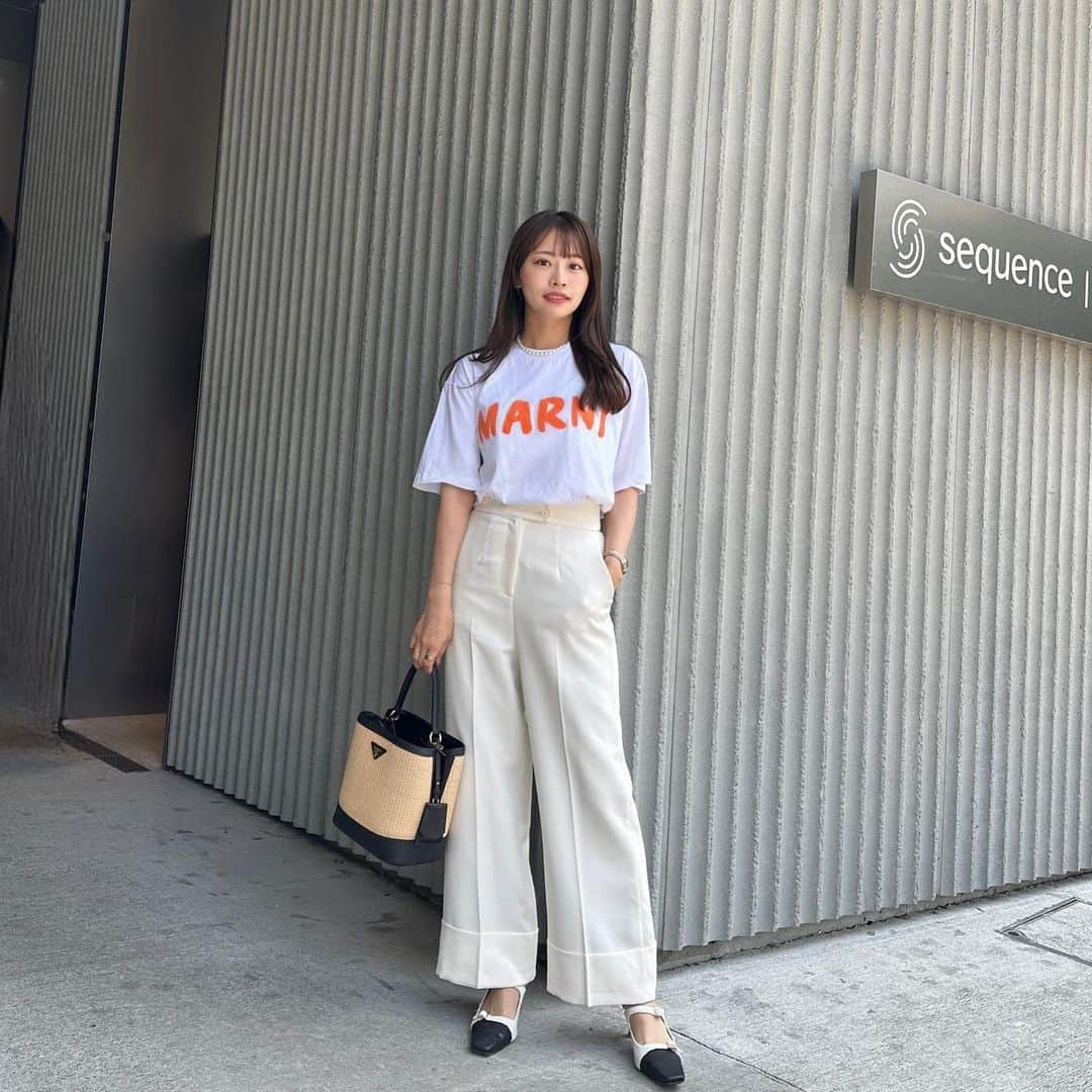 高木由梨奈のインスタグラム：「オールホワイト🤍🤍 今年新しくゲットした @marni の白Tシャツ🍊 めちゃくちゃ形が綺麗なパンツは @naturalbeautybasic_official ✨ もう毎日あっついね〜〜  #骨格ストレート #骨スト #夏コーデ #ホワイトコーデ #naturalbeautybasic #marni」