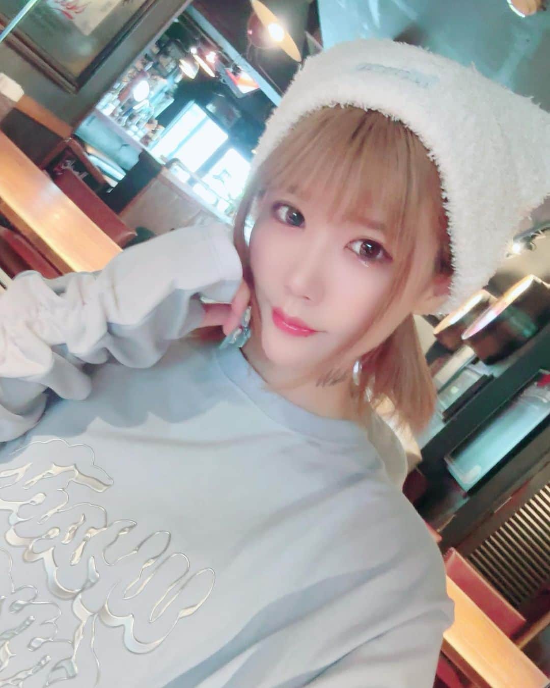 涼宮琴音のインスタグラム：「オフ会ありがとうございました☺🙏🩵 今年もお誕生日を皆にお祝いしてもらえて とっても幸せでした( ´˘` )♡♡  ゲームの景品や、💋 ゲーム♡ オフ会楽しんでもらえましたか🥰？ 私はめちゃくちゃ楽しかったです🫶🪽 来てくれてほんまにありがとう🤍  次は6/28池袋対バンライブです☺️ お待ちしています✨  今日はサブカルコーデでした👗 ねこみみかあいい🐱❣️  お誕生日プレゼントも本当にありがとう🎁🩵」