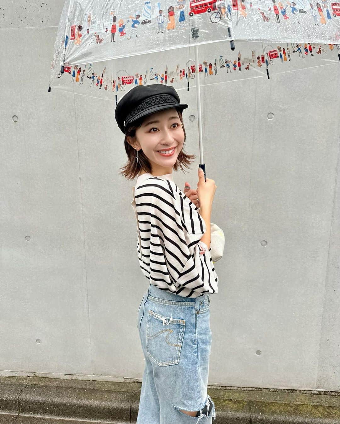 のインスタグラム：「・​ 今日はピカーん☀️な1日でしたが 梅雨らしい投稿を..🩵🫶🏻  先日の傘ストーリーで​ たくさん反響があった​ ボーダーのサマーニットは​ @classicalelf_official 🤍🖤🤍🖤​ ​ ゆったりシルエットと落ち感が​ 女性らしくて可愛い🤍​ こんな季節にぴったり〜☔️🌼​ 前後2wayになってるから​ 気分で着方を変えられるよ🫶🏻​ ​ それにしてもこの傘​ このあと壊れちゃったのぉ。​ 気に入ってたのにショック🥹🥹​ フルトンの傘が大好きなので この1つ前も そしてこの後もフルトンにしました🌂🤍 ​ #おちびコーデ #おちびの輪 #低身長コーデ #Sサイズコーデ #ママコーデ #ママライフ #2020年ベビー #女の子ママ #女の子ベビー #ブルベ夏 #ブルベ #ブルベサマー #ブライトサマー #ブライトスプリング #ソフトクラシック #ウェーブ #骨格診断ウェーブ #梅雨コーデ #classicalelf #クラシカルエルフ #エルフコーデ #タイアップ​#JAVA #ジャバ​」