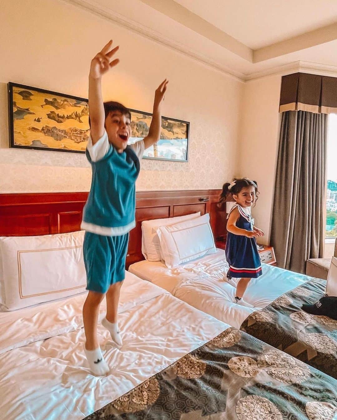 ホテル椿山荘東京さんのインスタグラム写真 - (ホテル椿山荘東京Instagram)「. Kid-friendly Hotel🧸  本日もたくさんのお子さまが蛍観賞を楽しみに来てくださいました！  ホテル椿山荘東京ではお子さま連れのお客さまも安心してご利用いただけます。  🐥小さなお子さまはご宿泊無料 🐥ベビーベッドのご用意 🐥ベビーシッターのご手配も可能 🐥お子さま向けアメニティ　 🐥お子さまへ向けた体験教室などのイベント開催　等  夏休みなど、ご家族皆さまでぜひお越しください！  📷Thank you!!! @mswintour   #kidsfriendlyhotel #kids  #キッズフレンドリーホテル  #家族旅行 #子どもとお出かけ」6月25日 19時39分 - hotelchinzansotokyo_official