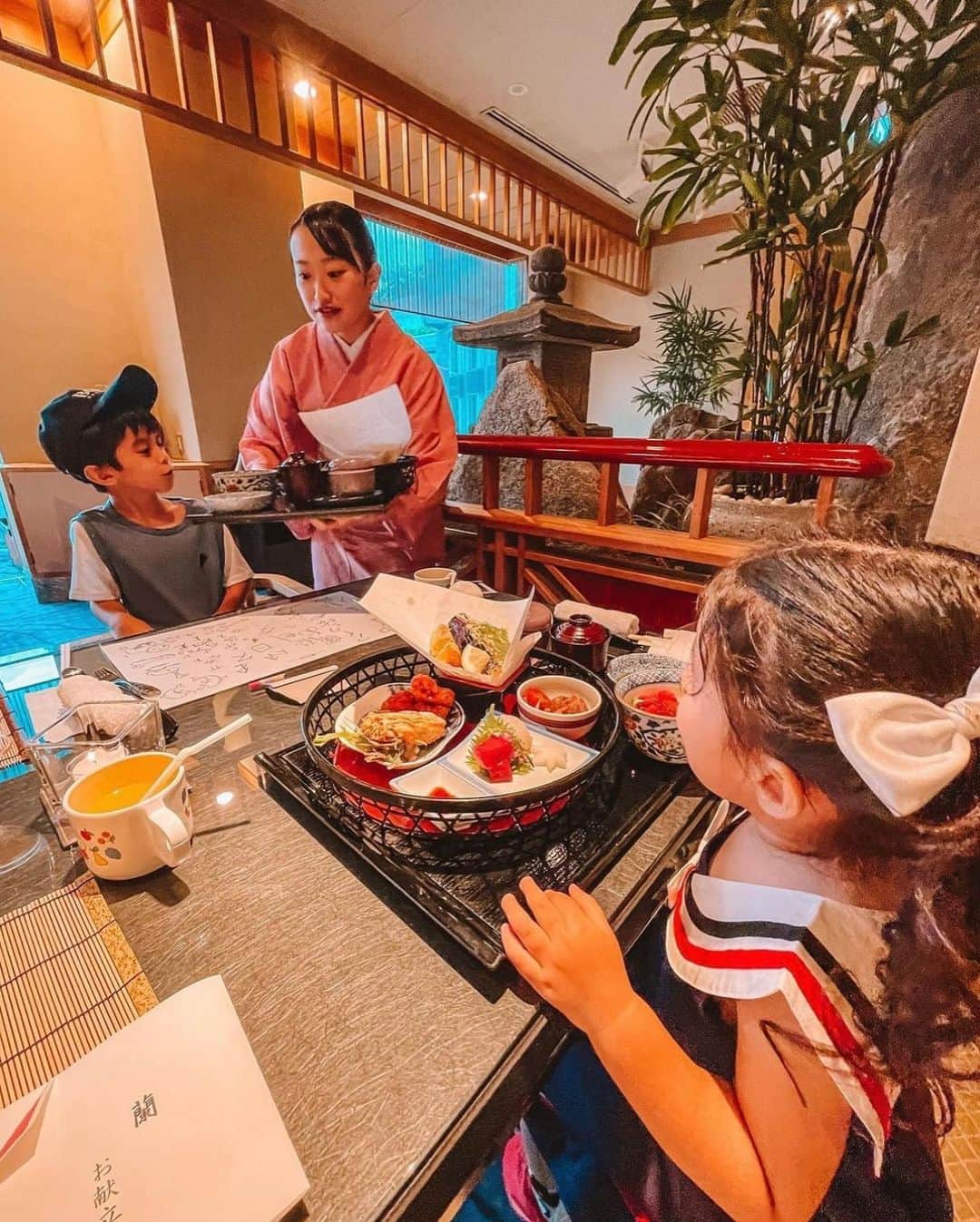ホテル椿山荘東京さんのインスタグラム写真 - (ホテル椿山荘東京Instagram)「. Kid-friendly Hotel🧸  本日もたくさんのお子さまが蛍観賞を楽しみに来てくださいました！  ホテル椿山荘東京ではお子さま連れのお客さまも安心してご利用いただけます。  🐥小さなお子さまはご宿泊無料 🐥ベビーベッドのご用意 🐥ベビーシッターのご手配も可能 🐥お子さま向けアメニティ　 🐥お子さまへ向けた体験教室などのイベント開催　等  夏休みなど、ご家族皆さまでぜひお越しください！  📷Thank you!!! @mswintour   #kidsfriendlyhotel #kids  #キッズフレンドリーホテル  #家族旅行 #子どもとお出かけ」6月25日 19時39分 - hotelchinzansotokyo_official