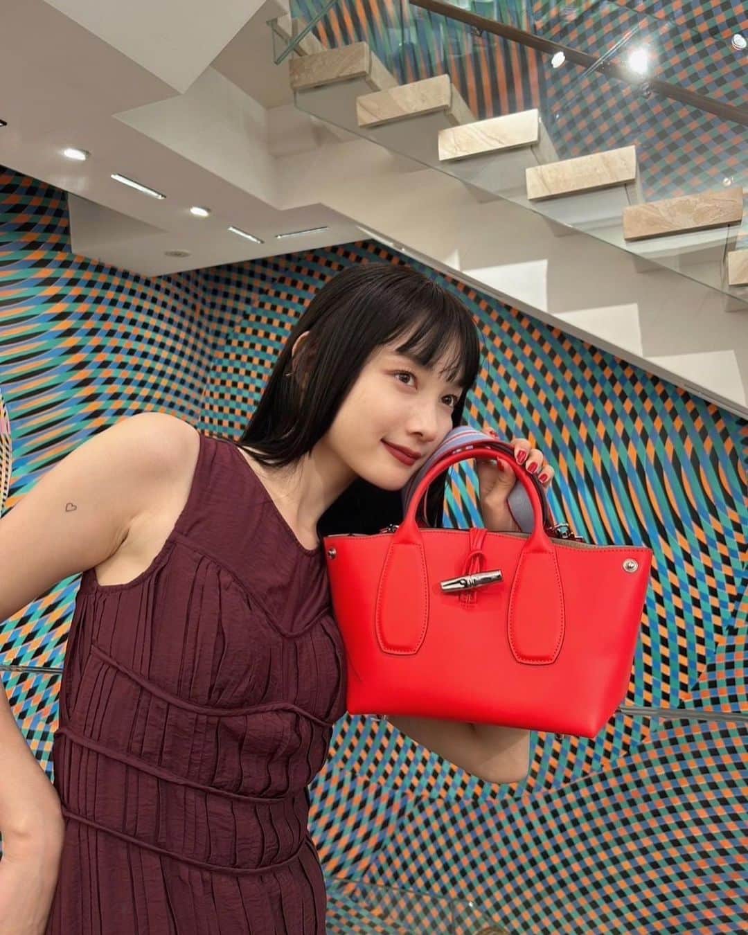 新野尾七奈のインスタグラム：「Longchamp ( @longchamp ) 2023 AW Collection "AT THE RACES" お邪魔してきました🐎  日本人イラストレーター foxco ( @foxco_kaori )さんが描き下ろした 「現代のパリジェンヌ」の世界観やスピーチが素敵で...❤︎ パリでロンシャンのバッグと共にティーしたくなった💗🫖🧳  是非ロンシャンラ メゾン表参道・銀座に遊びにいってみてね❣️  #Longchamp  #LongchampFW23  #ロンシャン #ad」