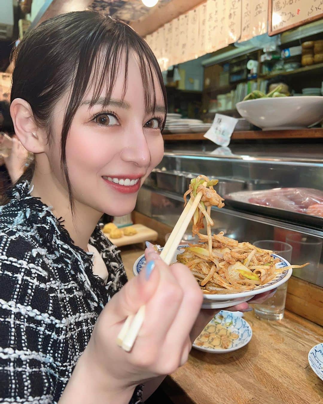 進撃のノアのインスタグラム：「完全にB級グルメ派🙋‍♀️🍻 豚キムチ 空芯菜 餃子🥟 どて焼き この日のメニュー😏😏😏😏 #普通が1番」