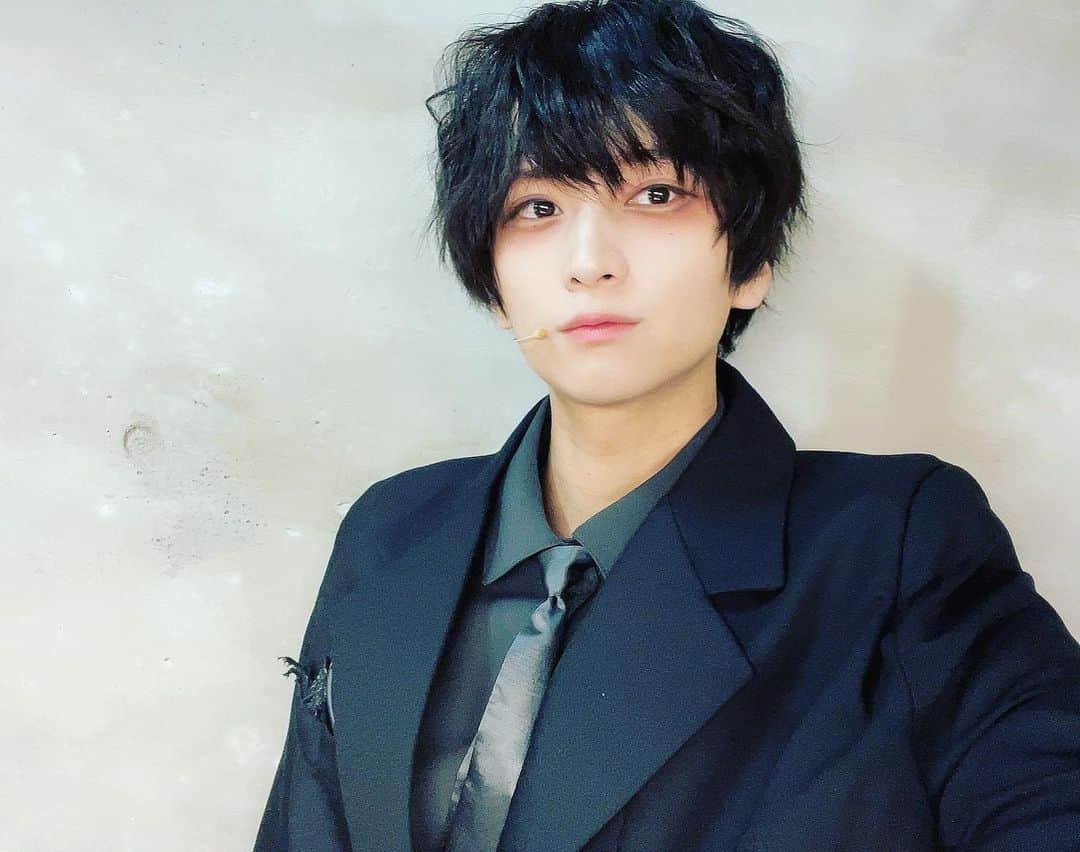 のインスタグラム：「ドナミュ、ここまで六公演。 やって参りました🍩 ご観劇してくださった皆さま、ありがとうございます✨  日々楽しんで悪魔を演じてます。 ドーナツ三昧の日々です。 美味しい。  #アイムドーナツ #悪魔 #マキア」