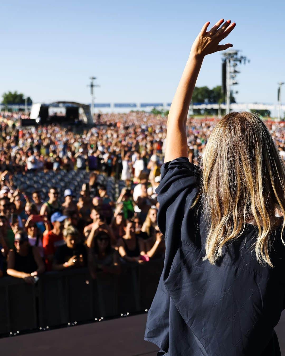 Alessia Marcuzziのインスタグラム：「Non posso descrivere quello che ho provato ieri sera. Ieri a Campovolo e’ successo qualcosa di magico. E’ stata una serata speciale, per aiutare un popolo meraviglioso che nonostante la catastrofe, si e’ rimboccato le maniche e si sta rialzando ,con il sorriso sulla bocca e la musica nel cuore. E la musica ci ha uniti proprio tutti ieri sera. Ed io sono tornata in mezzo alla gente, dopo tanti anni. E quanto e’ stato bello….un po’ come tornare ai tempi del Festivalbar❤️ E vi ricordo che il numero e’ sempre attivo fino al 5 luglio per donare: 45538 Non scordero’ mai questa serata. Grazie @italialovesromagna  @friendsandpartners  @amadeusonoio @frafagni @giorgiopanarielloreal   Grazie @lalauracuppini @lavale_lavale @clascutti @manuelpatucelli @iamemanueleromano @maxferrigno_」