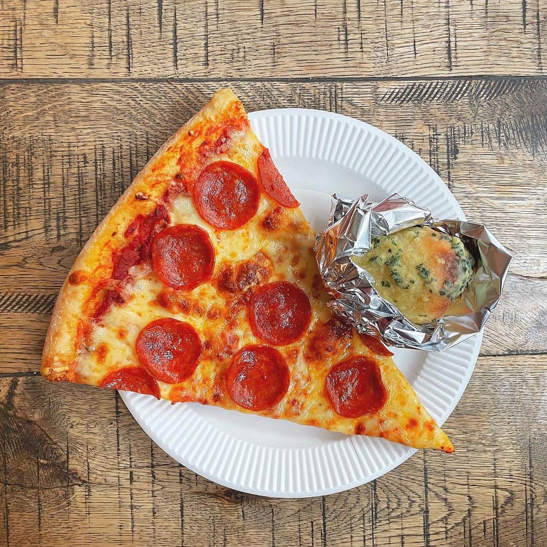 竹本萌瑛子のインスタグラム：「PIZZA SLICE  ここはアメリカ式のpizzaだから 「ピッツァ」じゃなくて「ピザ」って言わないといけないらしい🍕  ひと切れずつ売ってるんだけど、大きさ伝わるかしらん ピザの横の「ガーリックノット」が拳くらいのサイズ このガーリックノットもとんでもなくおいしい🧄  紙皿なのがまたいいよねぇ  #pizzaslice #pizza #ピザ #🍕#代官山カフェ #代官山ランチ #代官山グルメ #渋谷カフェ #渋谷ランチ #渋谷グルメ #恵比寿ランチ #恵比寿カフェ #恵比寿グルメ #渋谷ピザ #代官山ピザ #恵比寿ピザ」