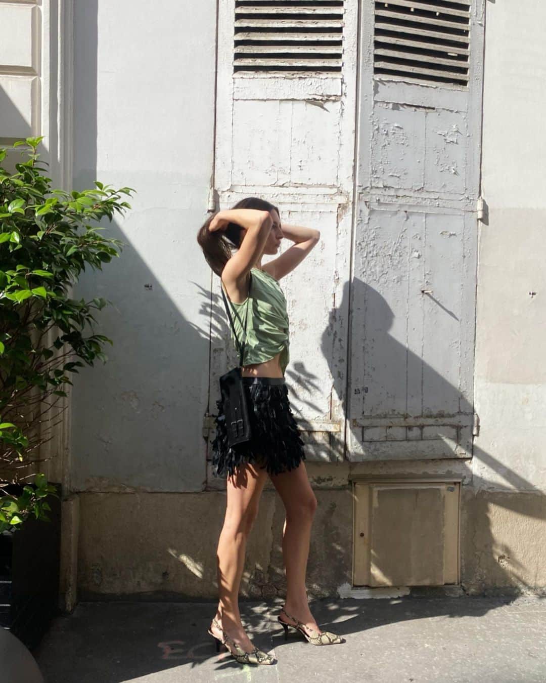 ジャクリーン・ヤブロンスキーさんのインスタグラム写真 - (ジャクリーン・ヤブロンスキーInstagram)「Sunbathing in the streets of Paris.」6月25日 19時45分 - jacquelynjablonski