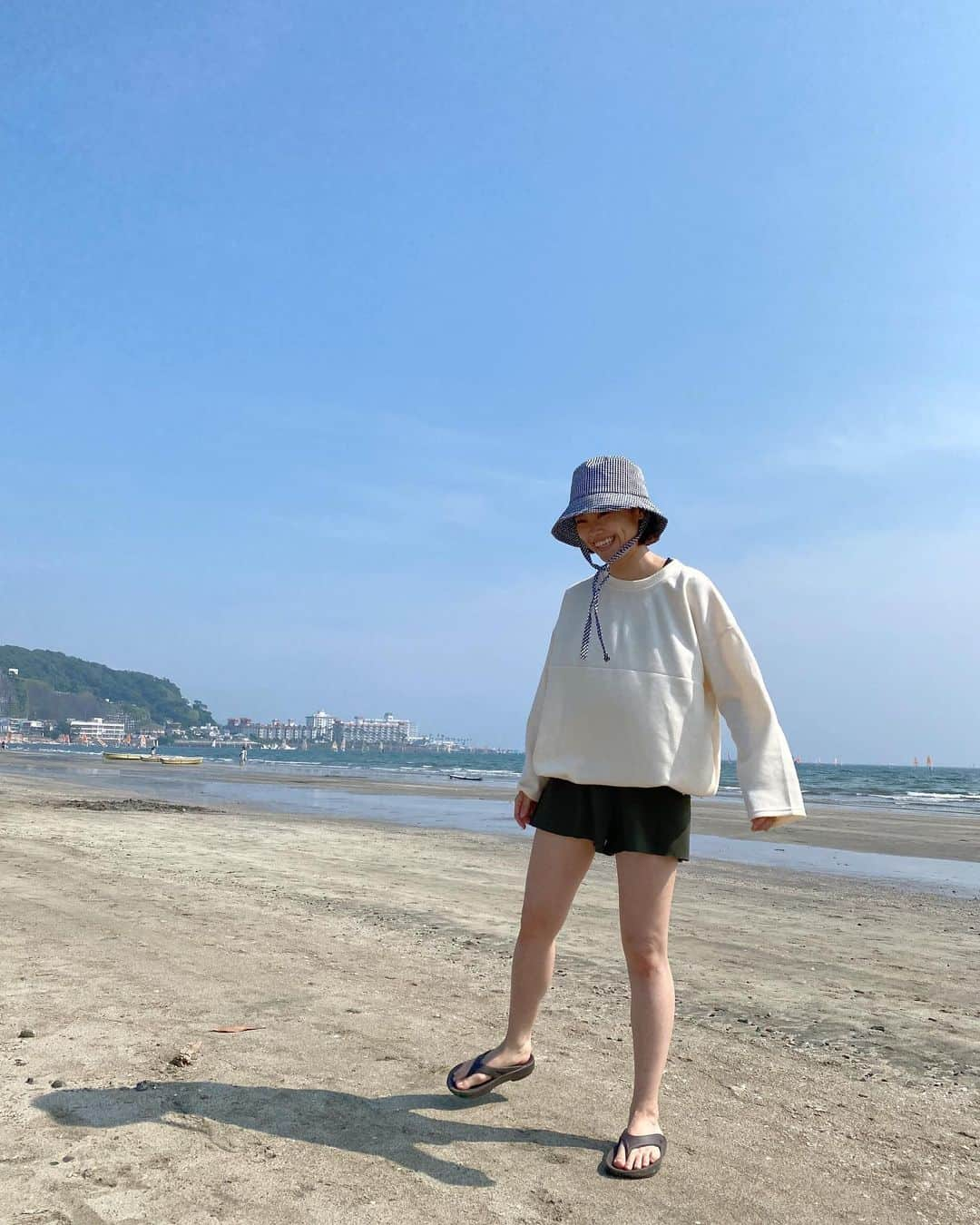 井村亜里香のインスタグラム：「海日和だった週末。 全力で娘と遊ぶために 去年購入した @seadress_official の ラッシュガードを着て日焼け対策もばっちり👌🏻  かわいいラッシュガード集めたくなってきた〜♡  #kamakura#zaimokuza  #鎌倉#鎌倉移住#海のある生活  #ラッシュガード#水着#日焼け対策」