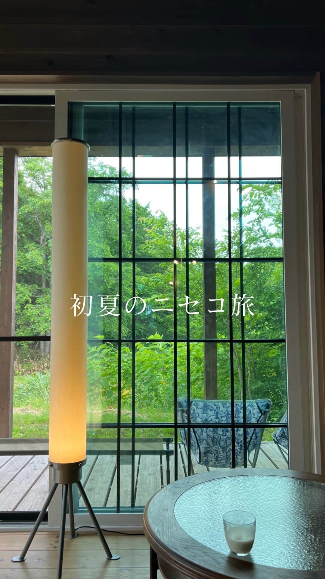 平アスカのインスタグラム：「夏のニセコも譲れない🌿🥰 今回泊まった　@snowshack.outdoor 🏠 自然木の優しさと温かさをかんじるおしゃれな宿でした✨ 夏の貴重な景色を堪能したよ🌼 #夏のニセコ #niseko #グリーンシーズン #ニセコ #hokkaido #北海道　#ニセコ旅 #seedbagleandcoffecompany #snowshack」