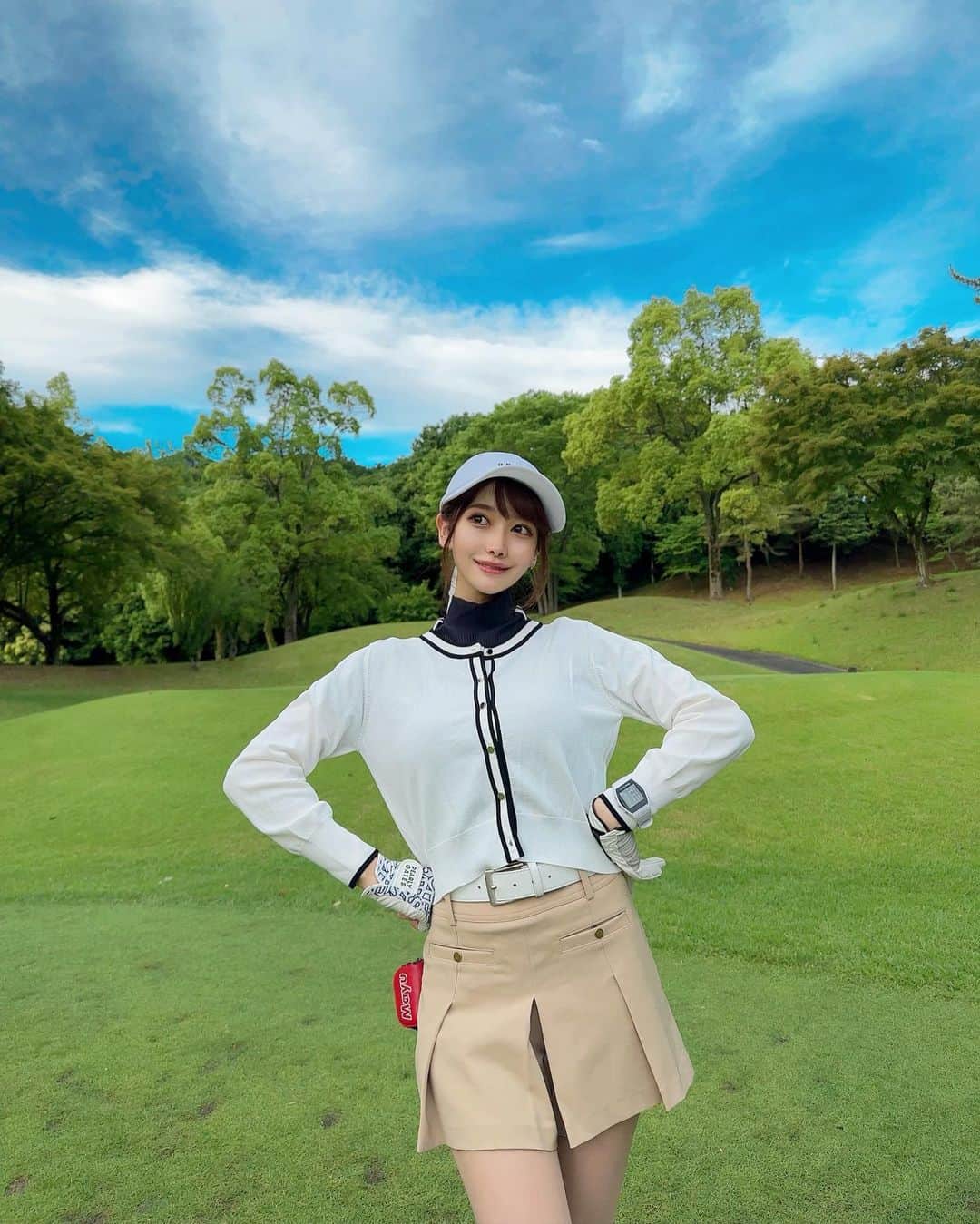 MAYUさんのインスタグラム写真 - (MAYUInstagram)「. 眩し〜😎かった日⛳️☀️ 空が綺麗だとテンションあがる🤍💙 . . 最近ゴルフをするとピキピキっと左腰が痛くなるから ゴルフを少しお休みしようかと考え中🤔💭 . 腰痛に効くケア方法知ってる方いたら教えて〜！🌿 . . #ゴルフ女子#ゴルフ#ゴルフウェア#ゴルフコーデ#オノフ#golf#golfwear#golflife#golfaddict#golfclub#golfcourse#golfday#onoff#onoffgolf」6月25日 19時51分 - mayu.kina_golf