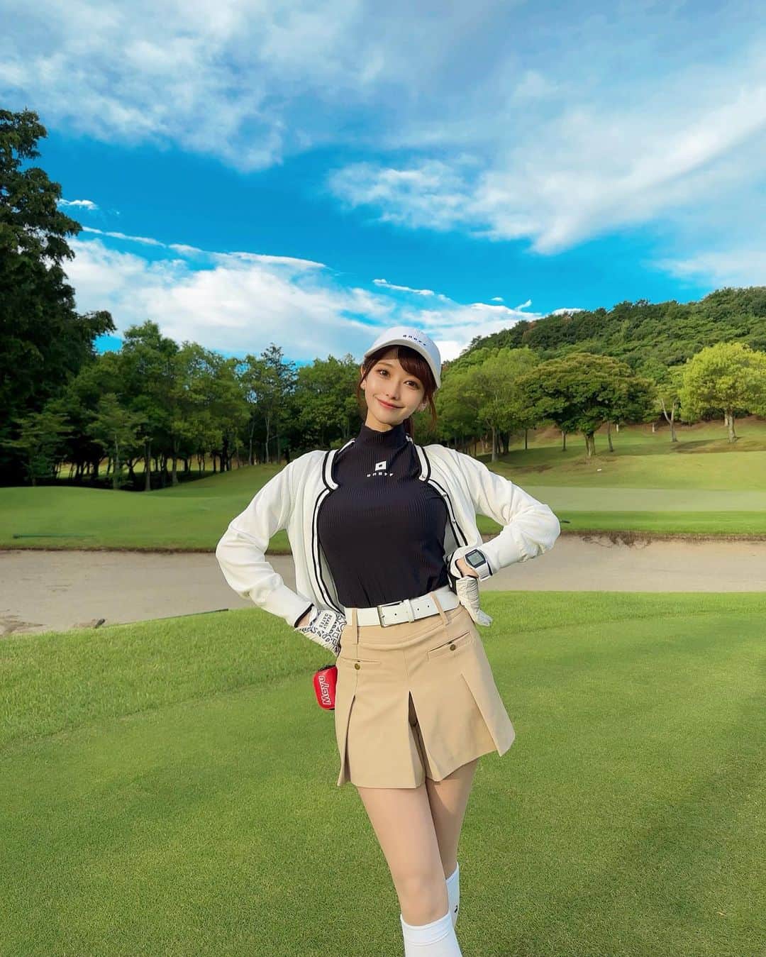 MAYUさんのインスタグラム写真 - (MAYUInstagram)「. 眩し〜😎かった日⛳️☀️ 空が綺麗だとテンションあがる🤍💙 . . 最近ゴルフをするとピキピキっと左腰が痛くなるから ゴルフを少しお休みしようかと考え中🤔💭 . 腰痛に効くケア方法知ってる方いたら教えて〜！🌿 . . #ゴルフ女子#ゴルフ#ゴルフウェア#ゴルフコーデ#オノフ#golf#golfwear#golflife#golfaddict#golfclub#golfcourse#golfday#onoff#onoffgolf」6月25日 19時51分 - mayu.kina_golf