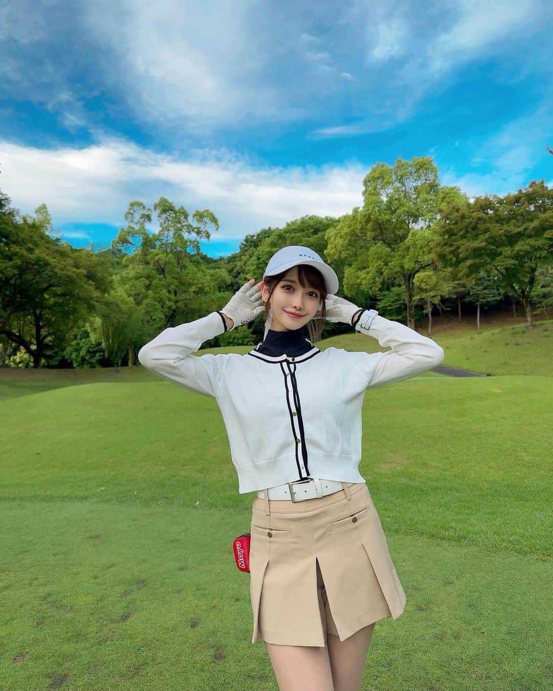 MAYUさんのインスタグラム写真 - (MAYUInstagram)「. 眩し〜😎かった日⛳️☀️ 空が綺麗だとテンションあがる🤍💙 . . 最近ゴルフをするとピキピキっと左腰が痛くなるから ゴルフを少しお休みしようかと考え中🤔💭 . 腰痛に効くケア方法知ってる方いたら教えて〜！🌿 . . #ゴルフ女子#ゴルフ#ゴルフウェア#ゴルフコーデ#オノフ#golf#golfwear#golflife#golfaddict#golfclub#golfcourse#golfday#onoff#onoffgolf」6月25日 19時51分 - mayu.kina_golf