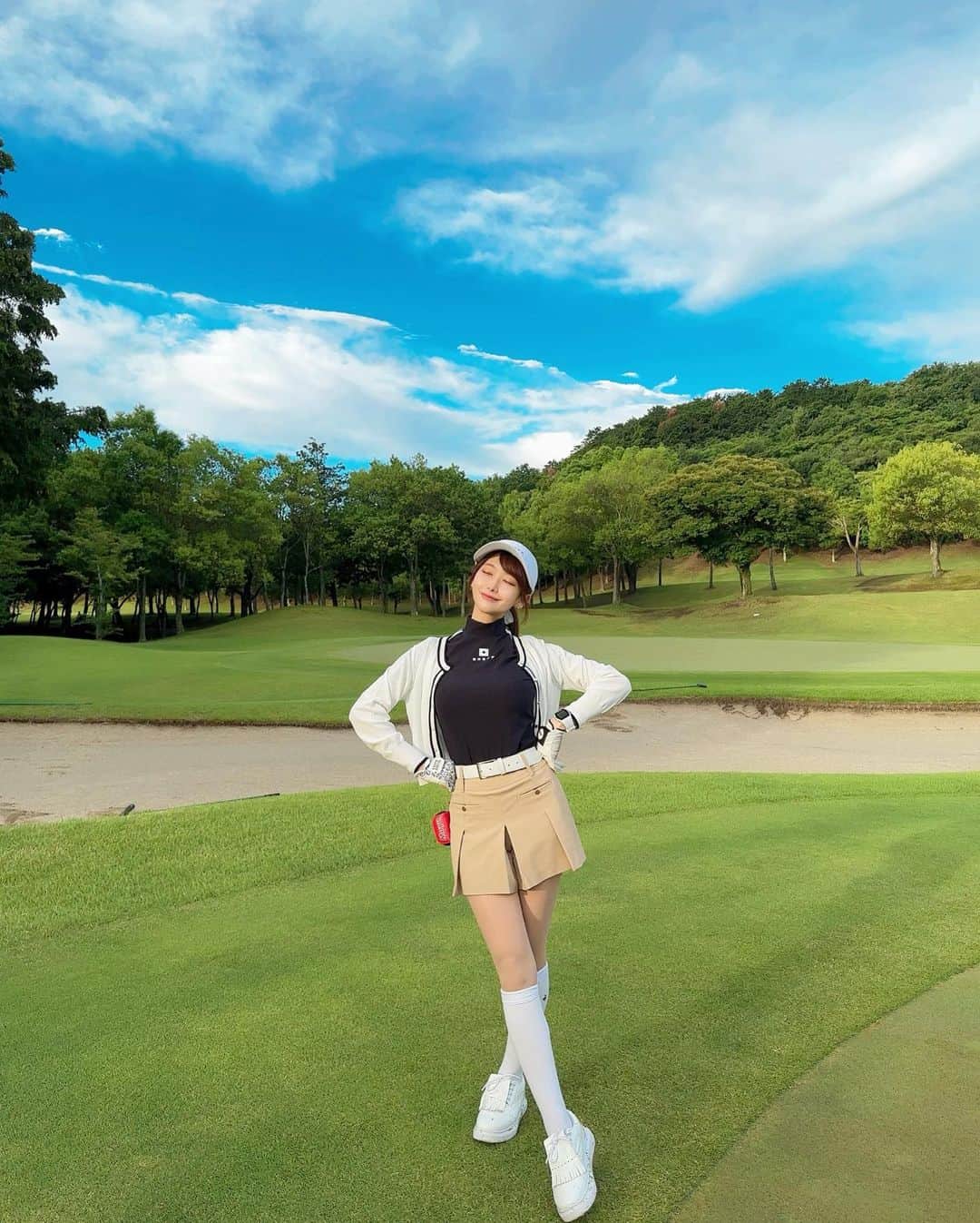 MAYUさんのインスタグラム写真 - (MAYUInstagram)「. 眩し〜😎かった日⛳️☀️ 空が綺麗だとテンションあがる🤍💙 . . 最近ゴルフをするとピキピキっと左腰が痛くなるから ゴルフを少しお休みしようかと考え中🤔💭 . 腰痛に効くケア方法知ってる方いたら教えて〜！🌿 . . #ゴルフ女子#ゴルフ#ゴルフウェア#ゴルフコーデ#オノフ#golf#golfwear#golflife#golfaddict#golfclub#golfcourse#golfday#onoff#onoffgolf」6月25日 19時51分 - mayu.kina_golf