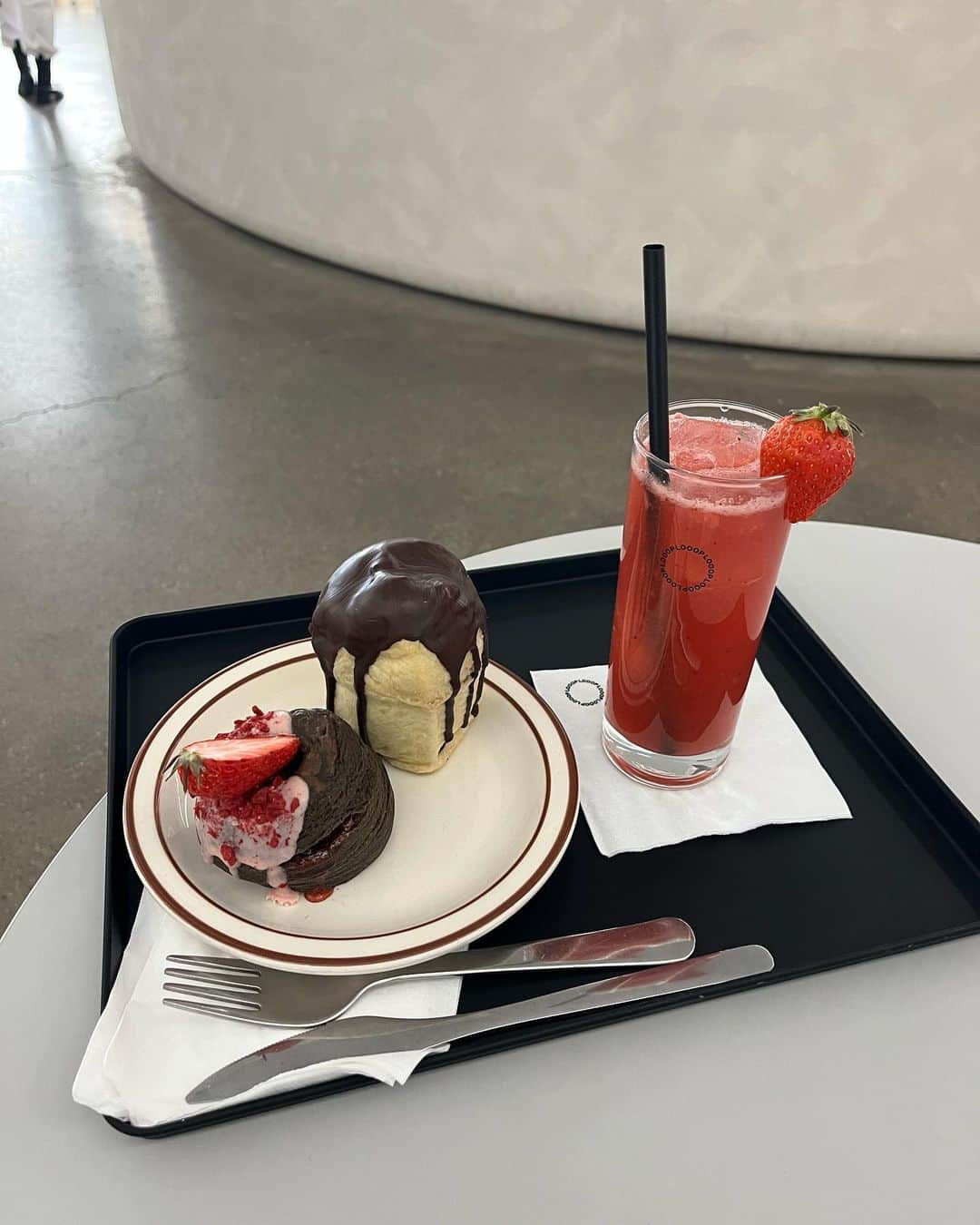 山田野絵のインスタグラム：「お久しぶりです！！ そろそろ4月に行った韓国旅の写真アップします！（滑り込みセーフッ！）  おすすめの聖水洞（ソンスドン）のカフェ！ cafe→ #looop  ここでしか食べられないパンとかケーキがいっぱいでめちゃくちゃに美味しかった！！  #韓国 #韓国旅行 #韓国グルメ #聖水洞 #韓国ファッション #ソンス #성수동 #looop」