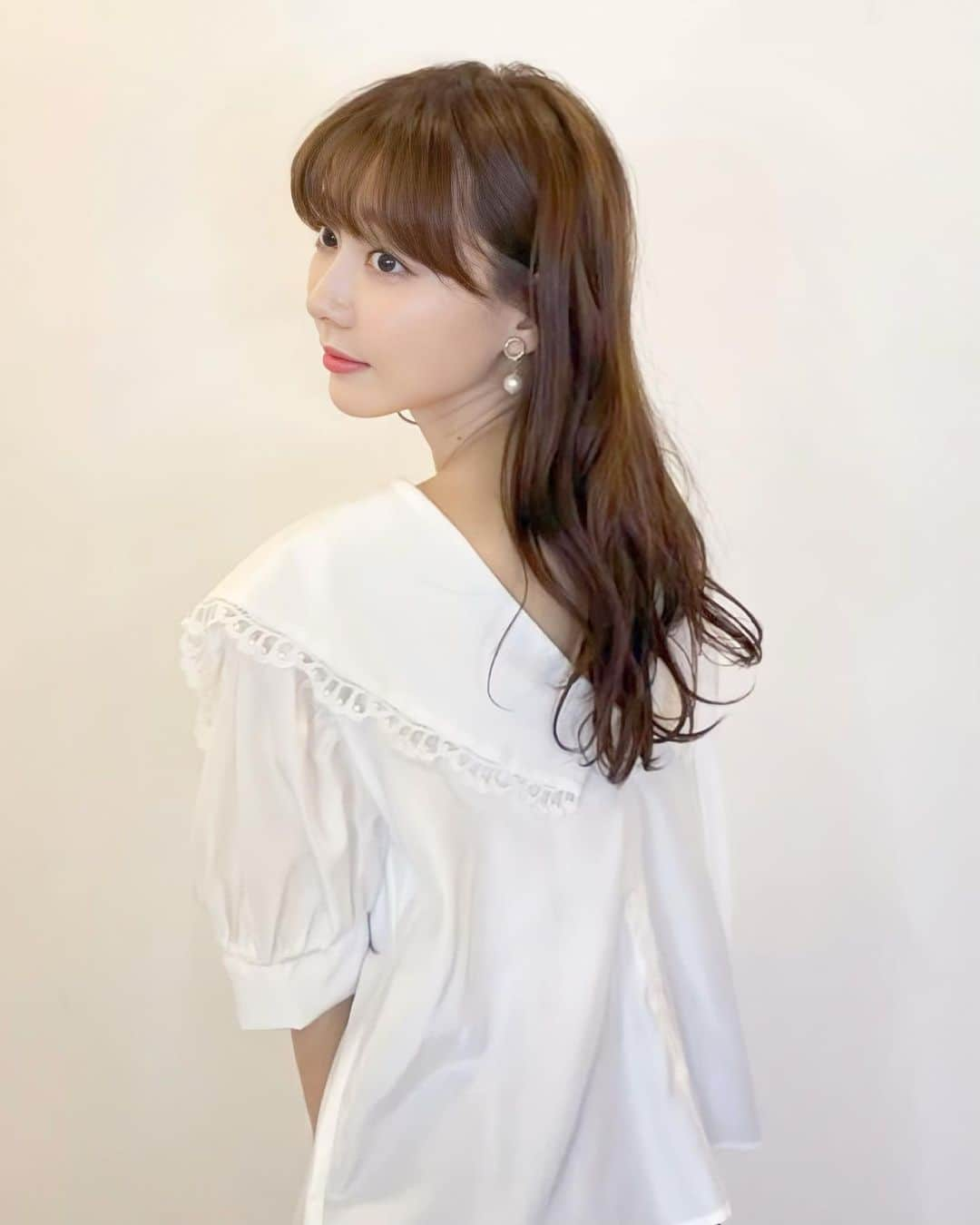 葉月祥子のインスタグラム：「Lace trim sailor blouse🤍　　　 ⁡ @honeymihoney_official  ⁡ ⁡ ⁡ リバーシブルで着用できる、デザインも素材感も美しいブラウスがお気に入りです🪡💎🫧 ⁡ ⁡ ⁡ This blouse with its beautiful design and texture can be worn reversibly🪡💎🫧 ⁡ ⁡全て @honeymihoney_official  #ハニーミーハニー #honeymihoney #表参道 #ファッション #fashion #fashionstyle #ファッションコーデ #アパレル #ブランド #フェミニン #フェミニンコーデ #マニッシュ #マニッシュコーデ#ブラウス #イヤリング #アクセサリー #model #modellife」