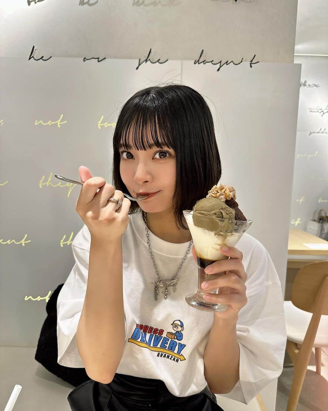 山田寿々のインスタグラム：「. ⁡ ⁡ ⁡ パフェ久しぶりに食べたーっ！ ⁡ でっかいパフェ食べてみたい！誰か行こー！💞 ⁡ ⁡ ⁡ #ootd #今日のコーデ #新宿カフェ #パフェ #外ハネボブ #外ハネ」