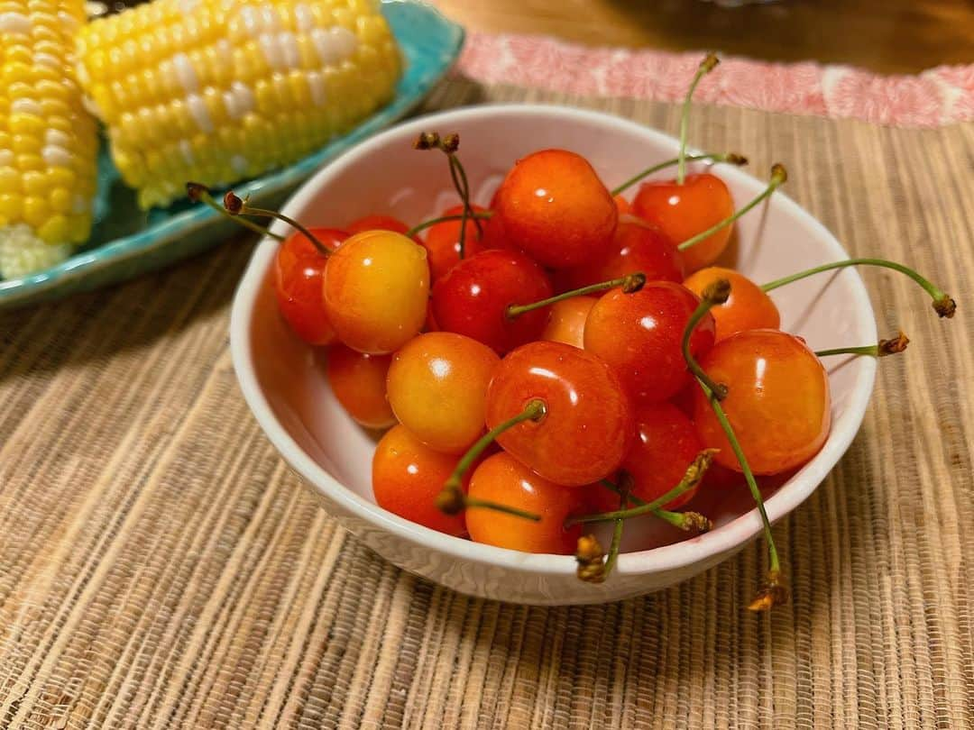 平山雅さんのインスタグラム写真 - (平山雅Instagram)「🍒🤍 毎日さくらんぼ生活 食べ終わってしまいさみしんぼ🥲  #こんなに写真撮りたくなる果物はないね🥹 #かわいい #さくらんぼ #山形さくらんぼ  #宮城旅行で箱買い #🍒」6月25日 19時56分 - miyabi_hirayama114