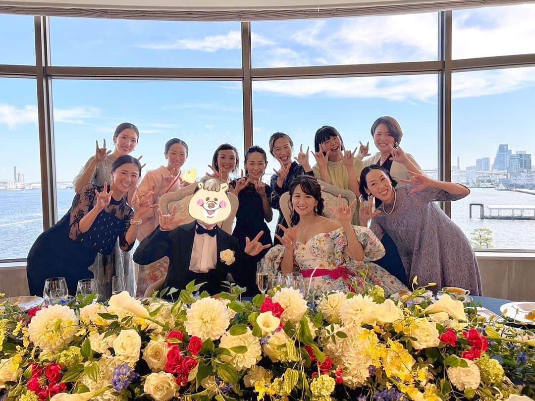 花音舞さんのインスタグラム写真 - (花音舞Instagram)「大切な同期💓  結婚式に宙組同期みんなが来てくれました🥹💕 全員集合するのって15年ぶり✨ こんな嬉しい事ないよ😭🙏 苦楽を共にした大切な仲間💛 特別な存在🥹🥹🥹  他組の同期もいっぱいきてくれて… 幸せすぎました😭😭😭  お写真は宙組同期集合写真と、幹事&受付をしてくれた @ibuki_amakaze  @chikaze_karen  @rei.wd   インスタアップしてくれた @chami_444   本当に幸せ🫶 みんなありがとう🤘←（チャミポーズw）  #結婚式 #ウエディング #宝塚 #宙組 #同期 #90期  #幹事 さん #受付  #感謝 です🥹 #みんなlove 🤍」6月25日 19時56分 - mai_kanon_official