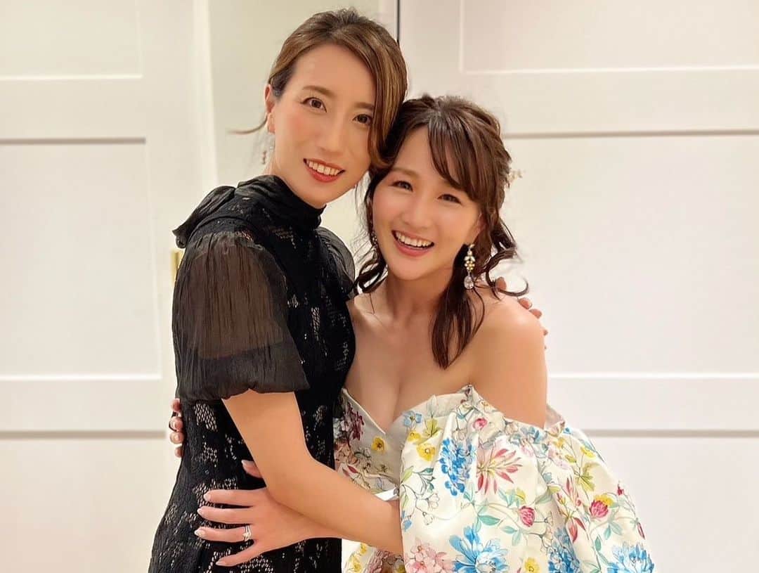 花音舞さんのインスタグラム写真 - (花音舞Instagram)「大切な同期💓  結婚式に宙組同期みんなが来てくれました🥹💕 全員集合するのって15年ぶり✨ こんな嬉しい事ないよ😭🙏 苦楽を共にした大切な仲間💛 特別な存在🥹🥹🥹  他組の同期もいっぱいきてくれて… 幸せすぎました😭😭😭  お写真は宙組同期集合写真と、幹事&受付をしてくれた @ibuki_amakaze  @chikaze_karen  @rei.wd   インスタアップしてくれた @chami_444   本当に幸せ🫶 みんなありがとう🤘←（チャミポーズw）  #結婚式 #ウエディング #宝塚 #宙組 #同期 #90期  #幹事 さん #受付  #感謝 です🥹 #みんなlove 🤍」6月25日 19時56分 - mai_kanon_official