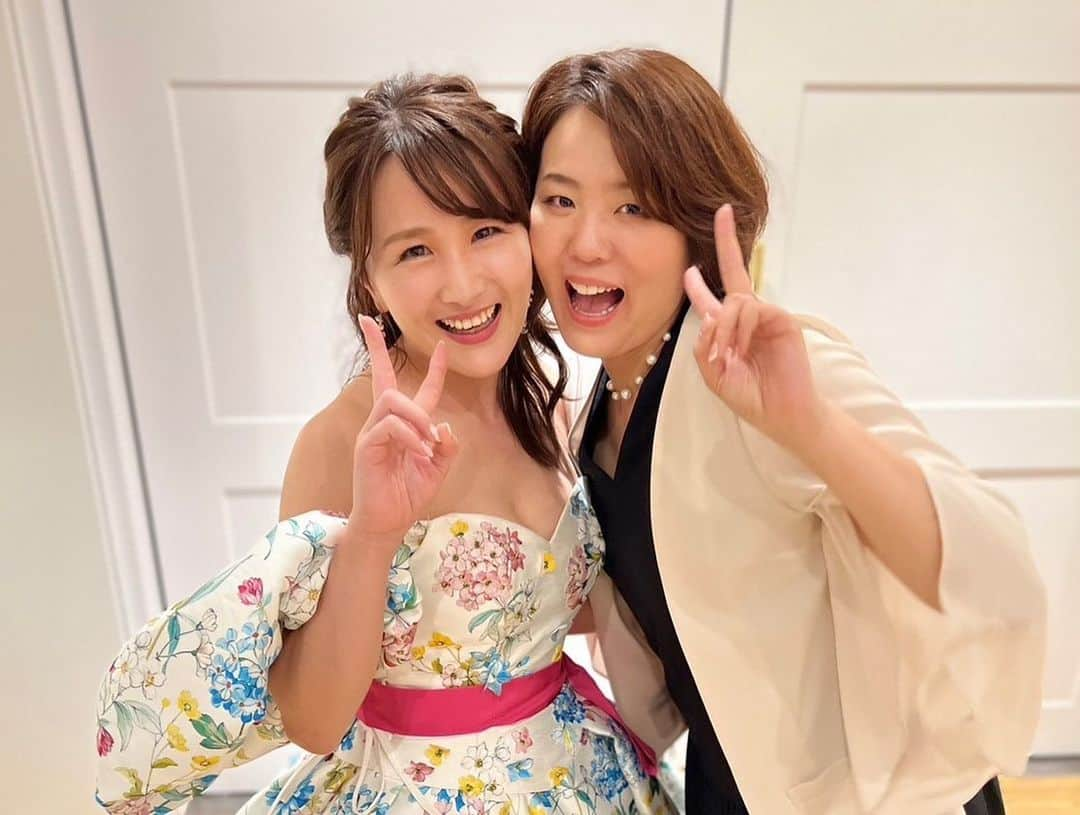 花音舞さんのインスタグラム写真 - (花音舞Instagram)「大切な同期💓  結婚式に宙組同期みんなが来てくれました🥹💕 全員集合するのって15年ぶり✨ こんな嬉しい事ないよ😭🙏 苦楽を共にした大切な仲間💛 特別な存在🥹🥹🥹  他組の同期もいっぱいきてくれて… 幸せすぎました😭😭😭  お写真は宙組同期集合写真と、幹事&受付をしてくれた @ibuki_amakaze  @chikaze_karen  @rei.wd   インスタアップしてくれた @chami_444   本当に幸せ🫶 みんなありがとう🤘←（チャミポーズw）  #結婚式 #ウエディング #宝塚 #宙組 #同期 #90期  #幹事 さん #受付  #感謝 です🥹 #みんなlove 🤍」6月25日 19時56分 - mai_kanon_official