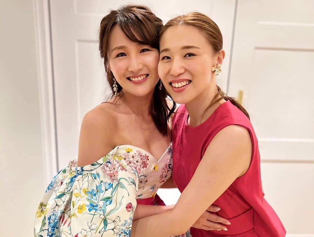 花音舞さんのインスタグラム写真 - (花音舞Instagram)「大切な同期💓  結婚式に宙組同期みんなが来てくれました🥹💕 全員集合するのって15年ぶり✨ こんな嬉しい事ないよ😭🙏 苦楽を共にした大切な仲間💛 特別な存在🥹🥹🥹  他組の同期もいっぱいきてくれて… 幸せすぎました😭😭😭  お写真は宙組同期集合写真と、幹事&受付をしてくれた @ibuki_amakaze  @chikaze_karen  @rei.wd   インスタアップしてくれた @chami_444   本当に幸せ🫶 みんなありがとう🤘←（チャミポーズw）  #結婚式 #ウエディング #宝塚 #宙組 #同期 #90期  #幹事 さん #受付  #感謝 です🥹 #みんなlove 🤍」6月25日 19時56分 - mai_kanon_official