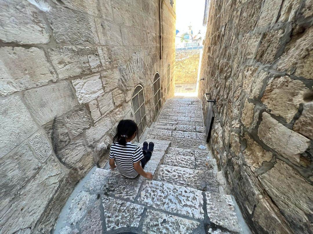 榎戸教子さんのインスタグラム写真 - (榎戸教子Instagram)「【イスラエル・エルサレム】 聖地エルサレム。 石畳の入り組んだ歴史地区は迷路のよう。 住んでみたいと思った場所でした。  音声メディアVoicyでお話ししました。 写真と合わせてお聴きください。  『#68 イスラエル・エルサレムの聖地で過ごします』 https://voicy.jp/channel/3482/547602」6月25日 19時56分 - noriko_enokido