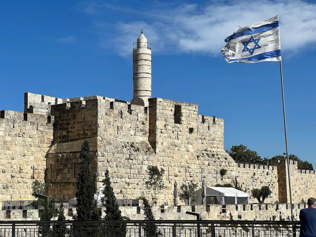 のインスタグラム：「【イスラエル・エルサレム】 聖地エルサレム。 石畳の入り組んだ歴史地区は迷路のよう。 住んでみたいと思った場所でした。  音声メディアVoicyでお話ししました。 写真と合わせてお聴きください。  『#68 イスラエル・エルサレムの聖地で過ごします』 https://voicy.jp/channel/3482/547602」