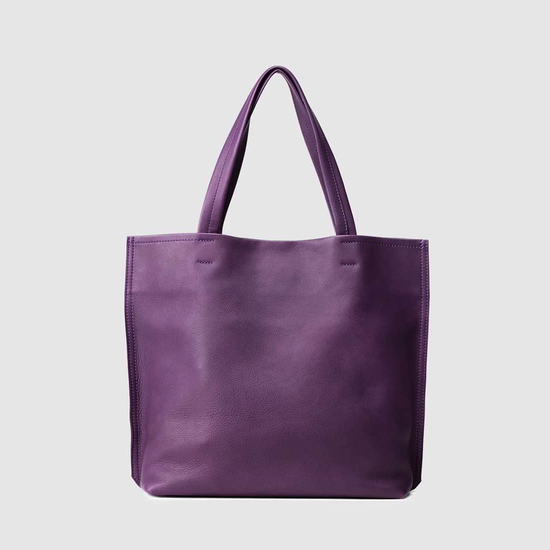 土屋鞄さんのインスタグラム写真 - (土屋鞄Instagram)「オンオフ問わずに使えるトートバッグは、機能性だけでなく“色”選びにもこだわりませんか？特別な色を切り取って、鞄に仕立てた「カラーダイアリー」シリーズから4つの新色が登場です。  掲載製品：コンフィトート ※実店舗・オンラインストアともに、7/13（木）より販売を開始します。  #カラーダイアリー #土屋鞄 #革 #革鞄 #トートバッグ #leather #leatherbag #totebag #craftsmanship #creativity #timeless #madeinjapan #TSUCHIYAKABAN」6月25日 19時58分 - tsuchiya_kaban