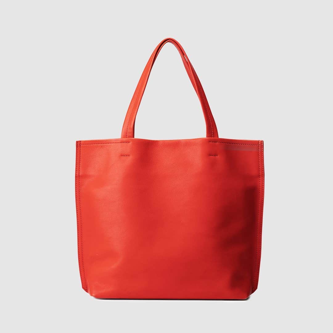 土屋鞄さんのインスタグラム写真 - (土屋鞄Instagram)「オンオフ問わずに使えるトートバッグは、機能性だけでなく“色”選びにもこだわりませんか？特別な色を切り取って、鞄に仕立てた「カラーダイアリー」シリーズから4つの新色が登場です。  掲載製品：コンフィトート ※実店舗・オンラインストアともに、7/13（木）より販売を開始します。  #カラーダイアリー #土屋鞄 #革 #革鞄 #トートバッグ #leather #leatherbag #totebag #craftsmanship #creativity #timeless #madeinjapan #TSUCHIYAKABAN」6月25日 19時58分 - tsuchiya_kaban