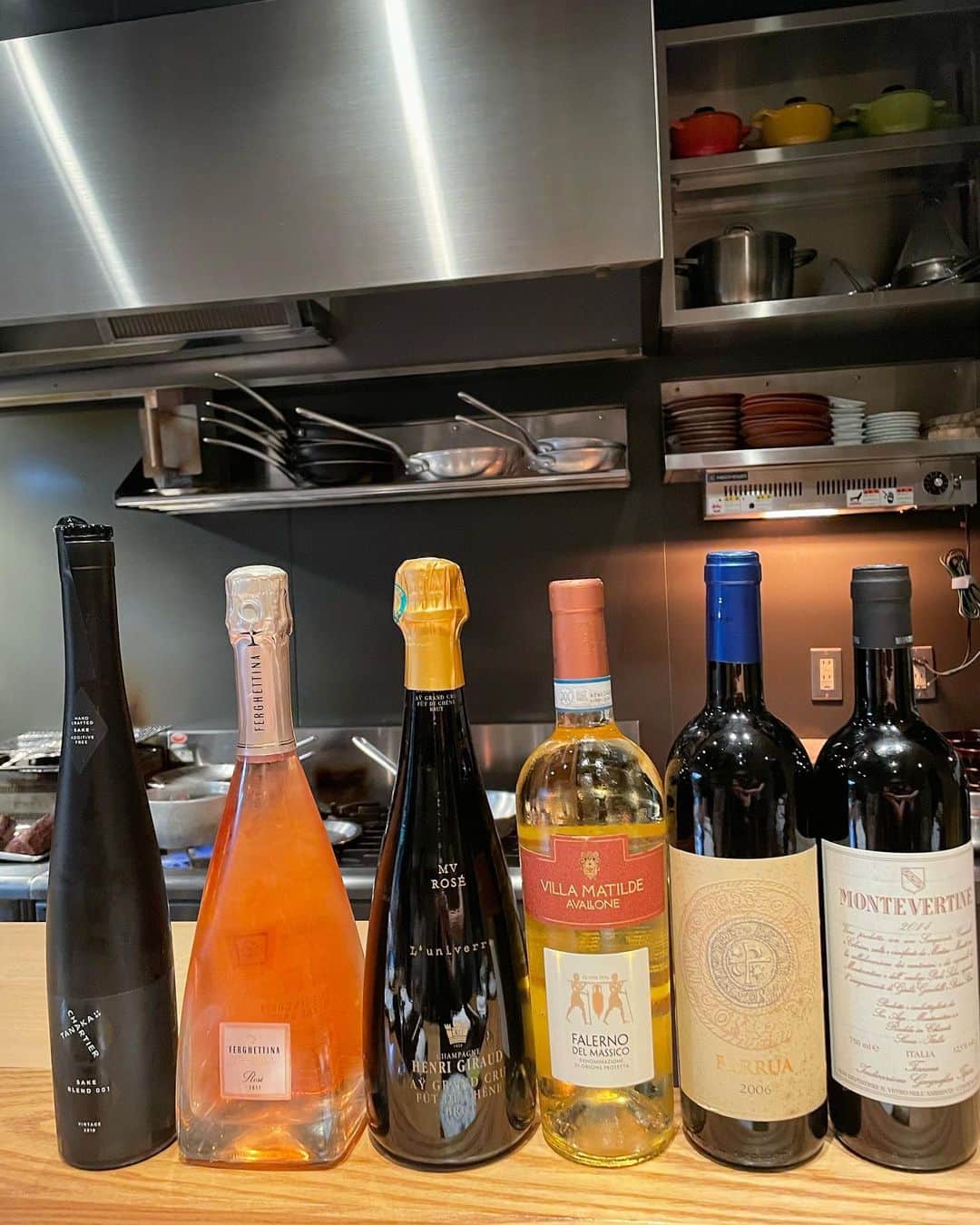 小川薫さんのインスタグラム写真 - (小川薫Instagram)「【祇園やまぐち】 . 今月上旬にとってもお久しぶりにやまぐちさんへ✨ お友達の貸切会に加えて頂きました。  許可を頂き 「一人１本くらいワインを持ち込みましょう」と 私はイタリアのロゼとやまぐちさんの料理に合うと思い 日本酒「TANAKA 1789 X CHARTIER」をセレクト。  未だかつてない新しい日本酒。 世界最高峰ソムリエでありカナダ出身のアロマスペシャリスト、自らを『ハーモニークリエーター』と呼ぶフランソワ・シャルティエと230年続く宮城の田中酒造のコラボレーションで生まれた日本酒のブレンド酒。 ボッタルガと合いました‼︎ ロゼのアンリジローまで戴けた贅沢な夜🌙 . #祇園やまぐち　#イタリアン京都　#田中酒造 #TANAKA1789XCHARTIER #francoischartier #フランソワシャルティエ #salondeclover  #サロンドクローバー #小川薫 #料理研究家　#テーブルコーディネーター #堀江 #イタリアンレッスン　#料理教室　#料理教室大阪」6月25日 20時07分 - salondeclover