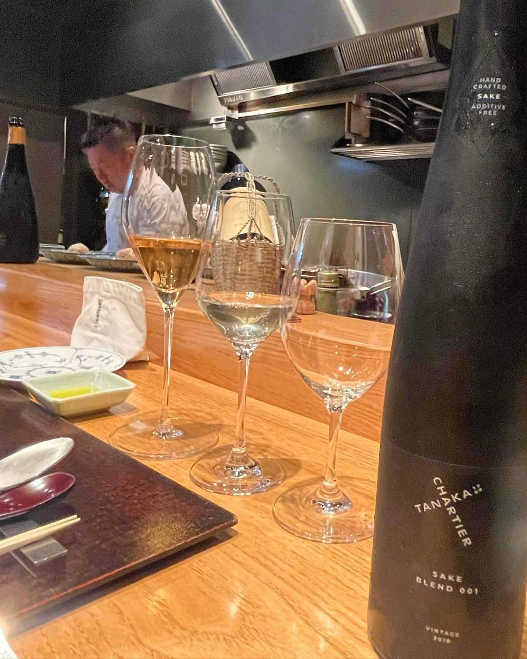 小川薫さんのインスタグラム写真 - (小川薫Instagram)「【祇園やまぐち】 . 今月上旬にとってもお久しぶりにやまぐちさんへ✨ お友達の貸切会に加えて頂きました。  許可を頂き 「一人１本くらいワインを持ち込みましょう」と 私はイタリアのロゼとやまぐちさんの料理に合うと思い 日本酒「TANAKA 1789 X CHARTIER」をセレクト。  未だかつてない新しい日本酒。 世界最高峰ソムリエでありカナダ出身のアロマスペシャリスト、自らを『ハーモニークリエーター』と呼ぶフランソワ・シャルティエと230年続く宮城の田中酒造のコラボレーションで生まれた日本酒のブレンド酒。 ボッタルガと合いました‼︎ ロゼのアンリジローまで戴けた贅沢な夜🌙 . #祇園やまぐち　#イタリアン京都　#田中酒造 #TANAKA1789XCHARTIER #francoischartier #フランソワシャルティエ #salondeclover  #サロンドクローバー #小川薫 #料理研究家　#テーブルコーディネーター #堀江 #イタリアンレッスン　#料理教室　#料理教室大阪」6月25日 20時07分 - salondeclover