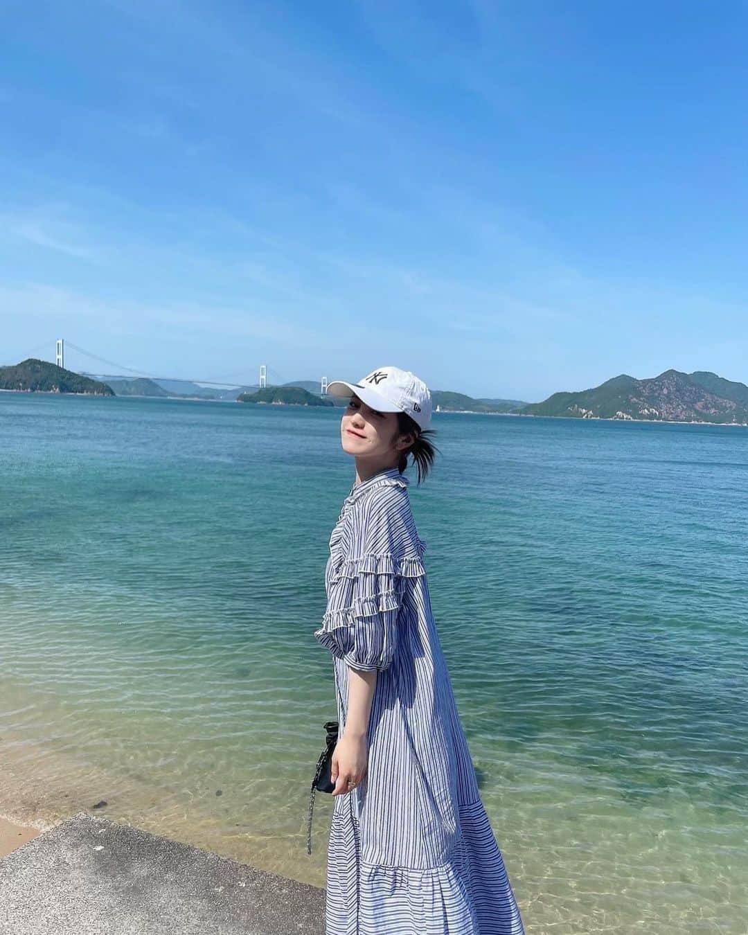 森みはるのインスタグラム：「おじいちゃんおばあちゃんに会いに行った時の！ 愛媛の海綺麗だった〜💘」
