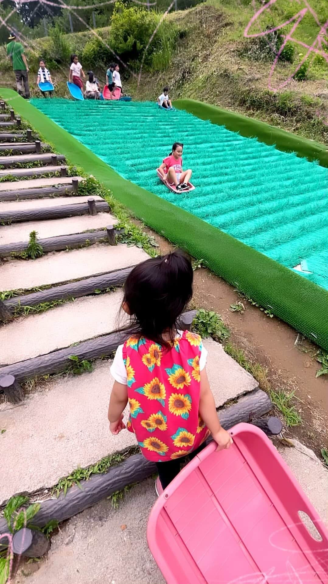 正田美里（みさみさ）のインスタグラム：「#芝滑り #3歳児」