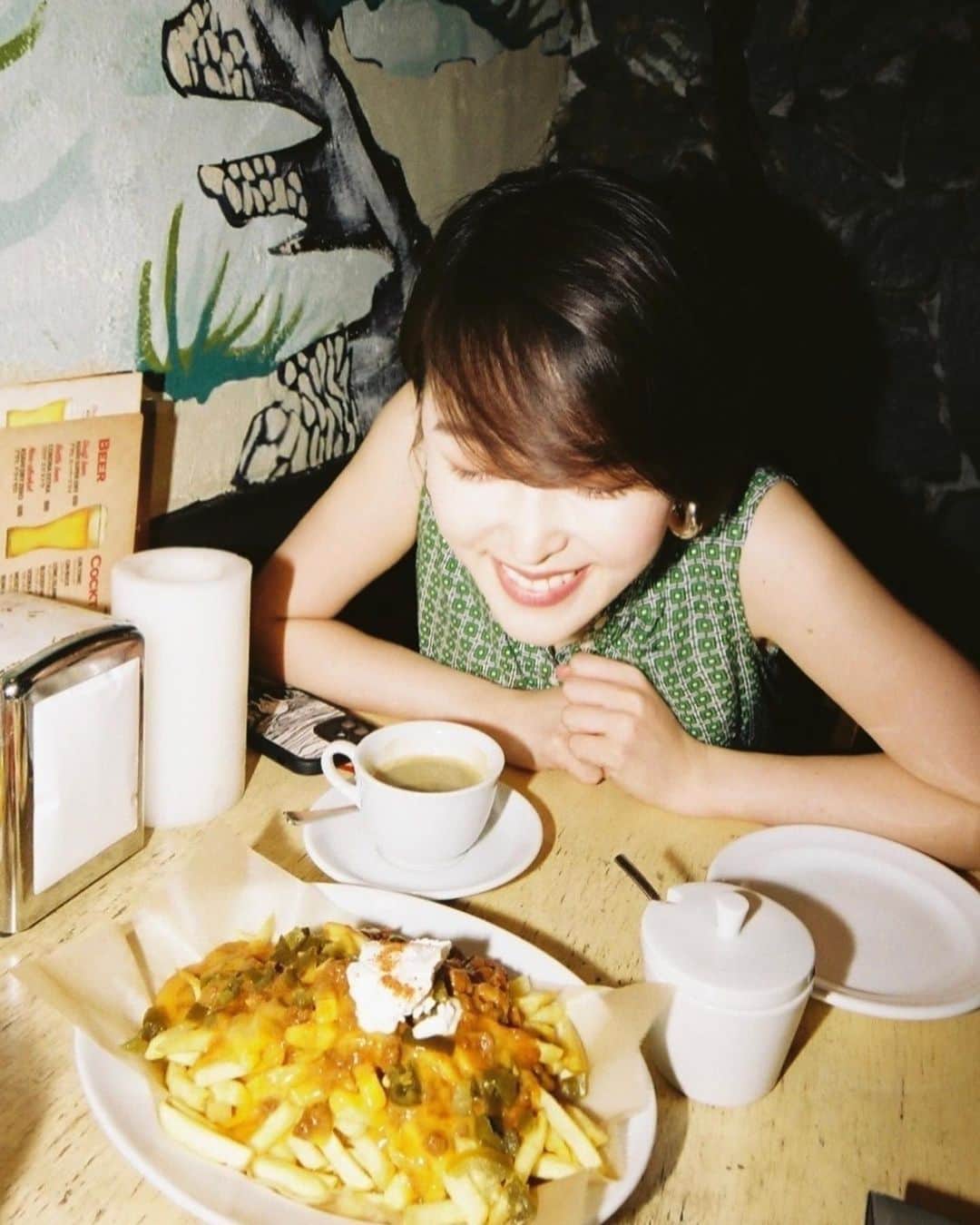 忍野さらさんのインスタグラム写真 - (忍野さらInstagram)「最近どうですか？🍝  私は最近 心の湿度が高いというか  吸収することや 興味のあることや 考えごとも増えて  たっぷり湿りすぎて むしろ溺れかけてました 笑  梅雨が明けるころには カラッと晴れたいものです☺︎  📷 @snap_magazine」6月25日 20時02分 - oshinosara