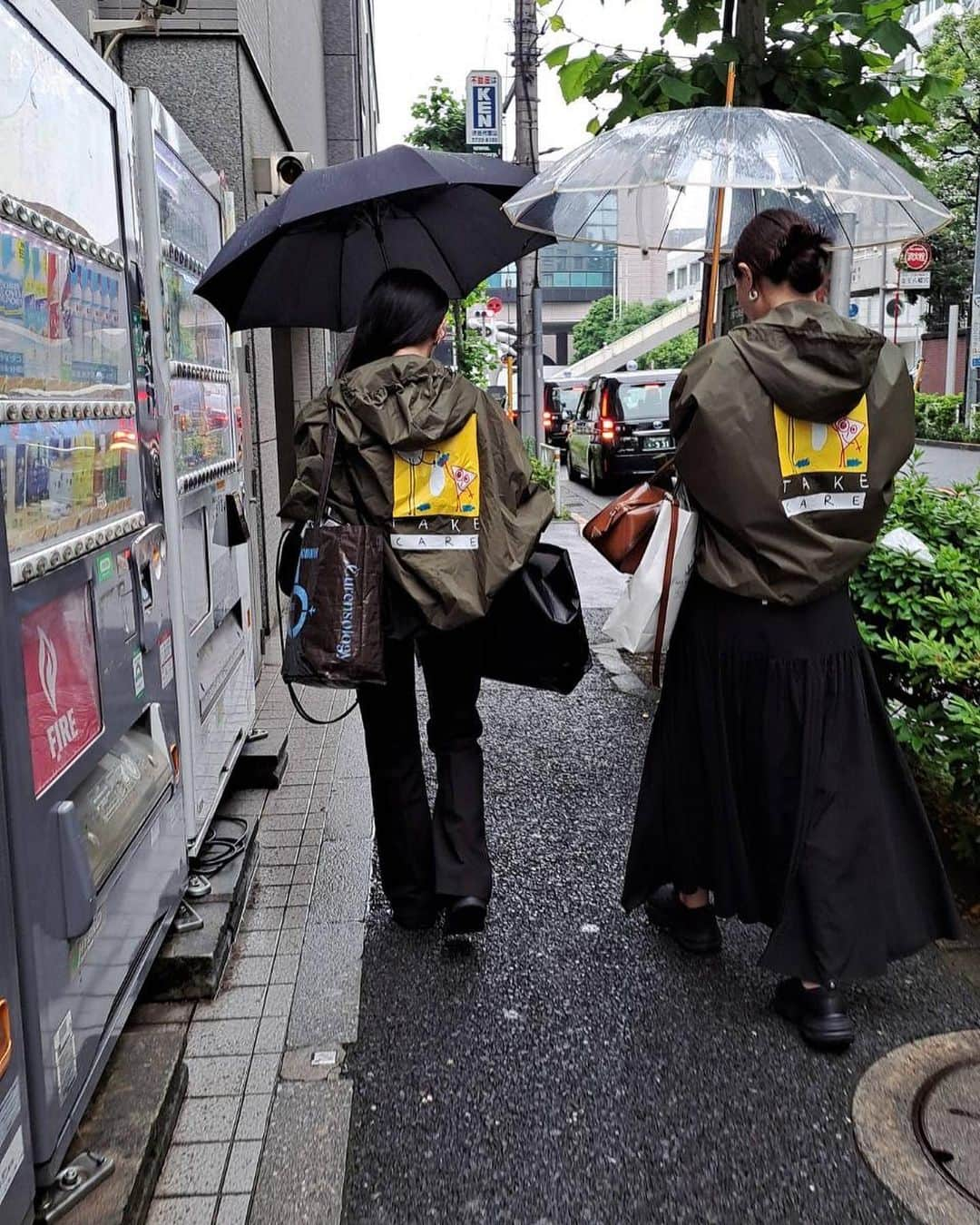 鈴木詩織さんのインスタグラム写真 - (鈴木詩織Instagram)「このパンツ履いてると「足長！」って色々な人に言われる🫢✨  ハイウエストでフレアの広がり具合も綺麗なの♡ めちゃくちゃ綺麗でお気に入り🥹パンツは @odorata_official です👖  この日は雨だったのでポンチョを着ていったら匠ちゃんとお揃いでした♡ @hello_takumi の投稿見て可愛い〜と思って真似っこさせてもらったの😉  ⁡  #shiorin_styling#odorata #オドラタ #トレンドコーデ #大人カジュアル #夏コーデ #シンプルコーデ #トレンド #ハイビジュアル #スタイルアップ　#初夏コーデ #肌見せ #大人コーデ」6月25日 20時02分 - shiorin0802suzuki