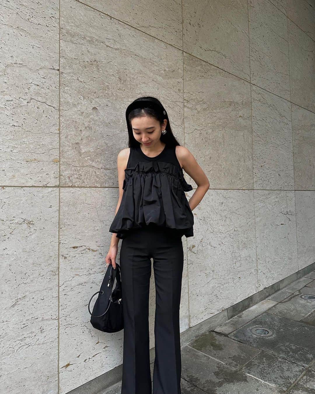 鈴木詩織のインスタグラム：「このパンツ履いてると「足長！」って色々な人に言われる🫢✨  ハイウエストでフレアの広がり具合も綺麗なの♡ めちゃくちゃ綺麗でお気に入り🥹パンツは @odorata_official です👖  この日は雨だったのでポンチョを着ていったら匠ちゃんとお揃いでした♡ @hello_takumi の投稿見て可愛い〜と思って真似っこさせてもらったの😉  ⁡  #shiorin_styling#odorata #オドラタ #トレンドコーデ #大人カジュアル #夏コーデ #シンプルコーデ #トレンド #ハイビジュアル #スタイルアップ　#初夏コーデ #肌見せ #大人コーデ」