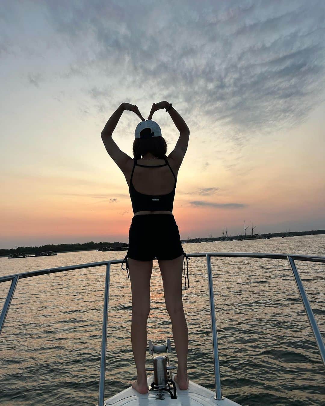 ソン・ダムビのインスタグラム：「Bali Sunset🌅👋👋」