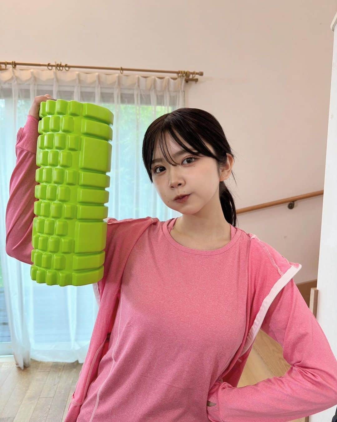 高梨優佳のインスタグラム：「お知らせ  明日朝7時15分～ ZIP 平成レトロコーナーに 出演させて頂きます ！💙  明日は「エクササイズグッズ」特集です 🏃‍♀️🏆！ 収録めちゃくちゃ楽しかった 📺！ すごい汗かきました ！笑笑  是非チェックお願いします🙇‍♂️💜」