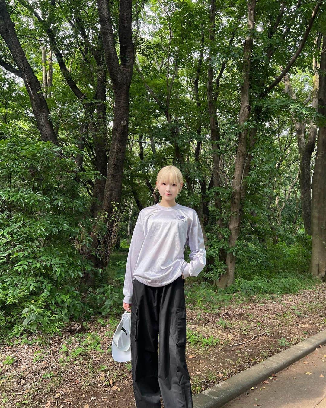 志村美希のインスタグラム：「🌳 ⁡ バスケしました嘘です⛹🏼‍♀️🏀 ⁡ tops | @newbalance  pants | @uniqlo ⁡ ⁡ ⁡ ⁡ #カーゴパンツ #ユニクロ購入品 #cargopants #uniqloコーデ」