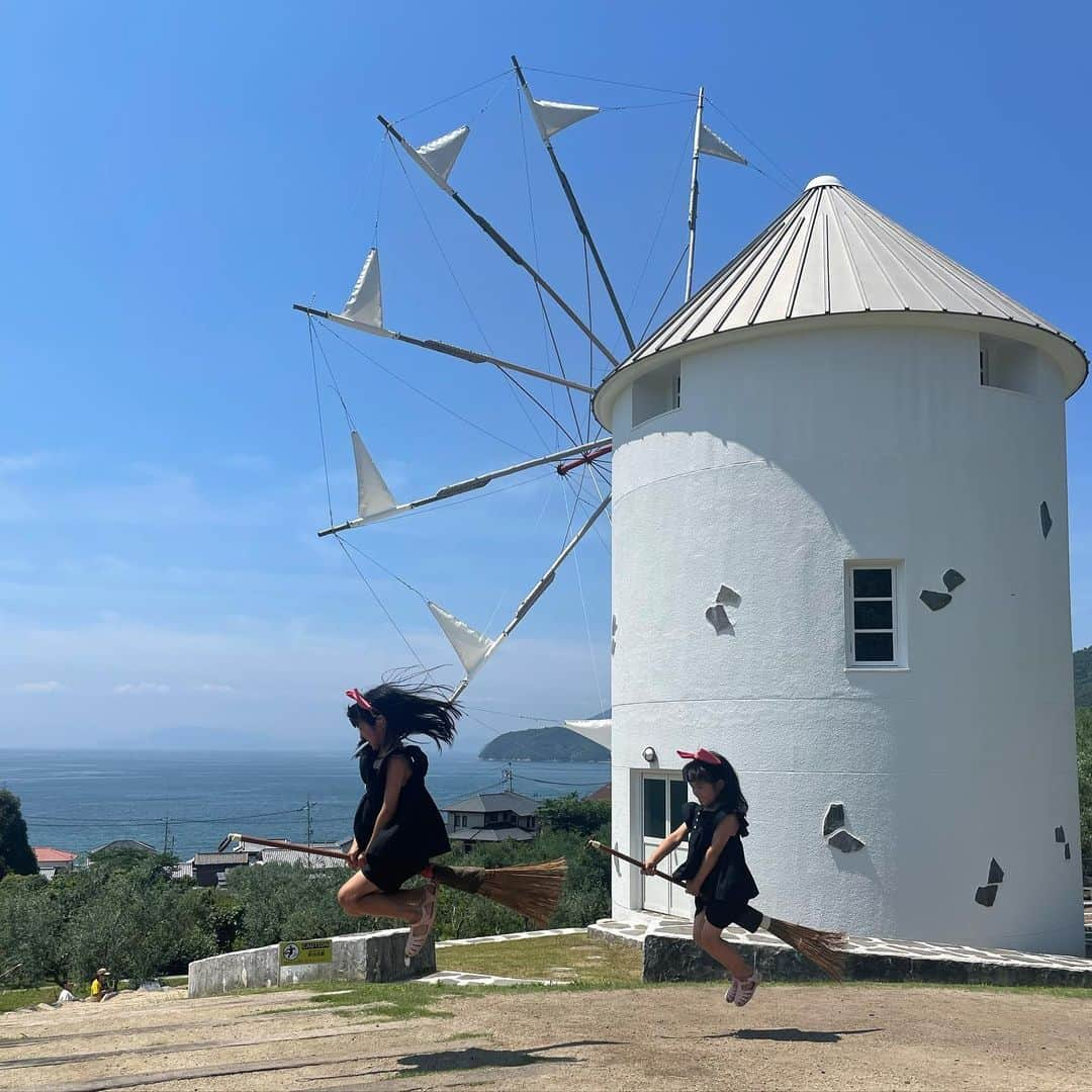  erikaさんのインスタグラム写真 - ( erikaInstagram)「楽しかった小豆島旅⛴♡  ばーばも含めて4人で女子旅でした☺️☺️  ほんま女子って楽しい✌🏻  #小豆島#小豆島旅行#オリーブ公園#女子旅#姉妹#妖怪美術館#ママコーデ#姉妹コーデ#リンクコーデ#子供のいる暮らし#シンママライフ」6月25日 20時06分 - erk_324