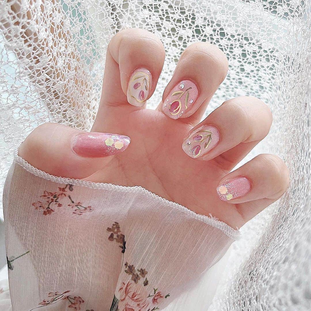 のインスタグラム：「new nail...♡  いろんな色混ぜたから使ったカラーは忘れたけど、シールはSHEINの🌸 品番【15311061】  右手はこれの青verです🩵  #nail #ネイル #セルフネイル #ジェルネイル #SHEIN #シーイン #shein購入品」