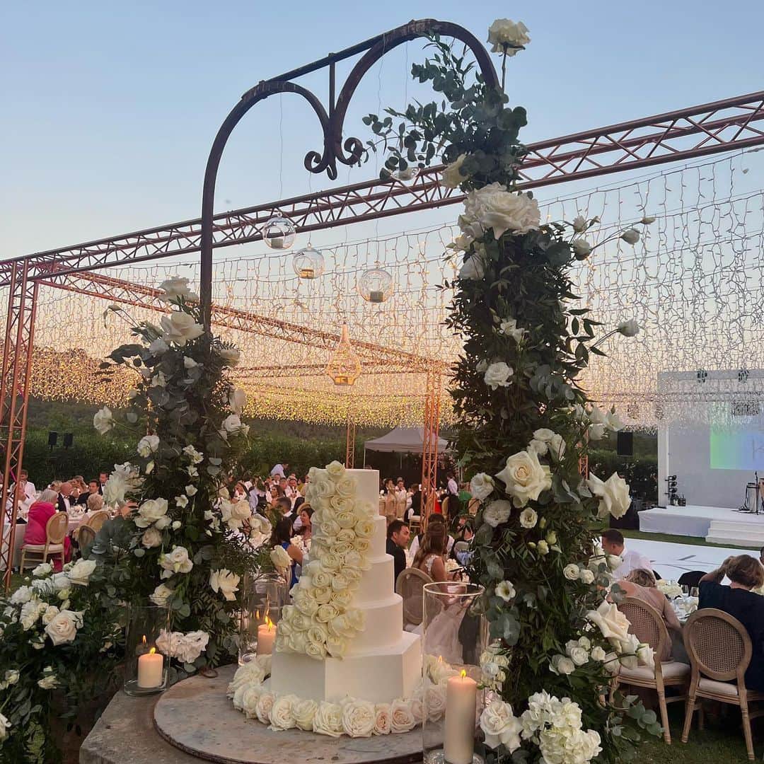 Jessica Wrightさんのインスタグラム写真 - (Jessica WrightInstagram)「The most wonderful day celebrating a truly special couple ✨🤍💒   Congratulations @lucywright1512 @kenneth_shepherd2 on finding your happy ever after, what a magical day to celebrate 🤍」6月25日 20時08分 - jesswright77