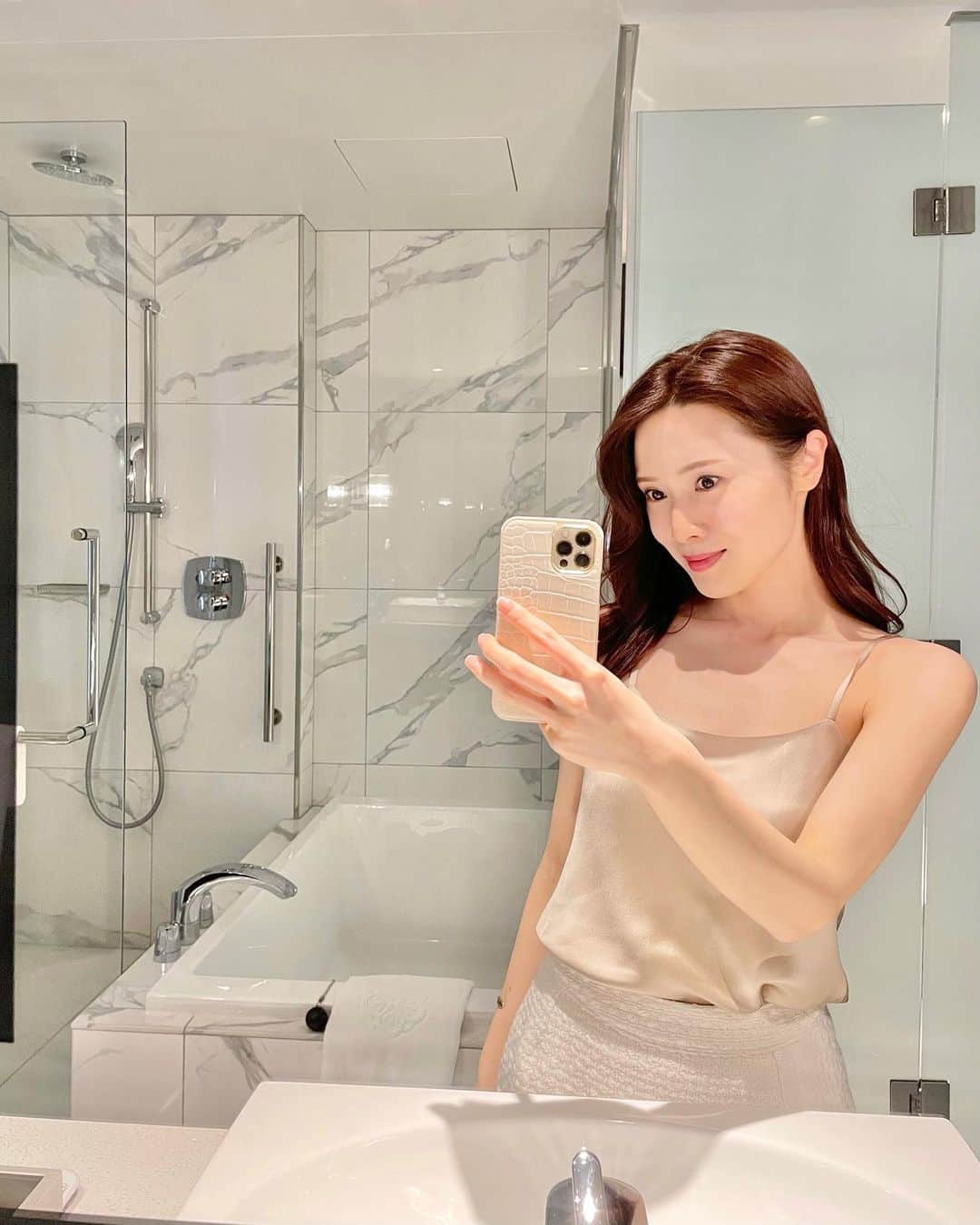 ちゃぴたんのインスタグラム：「ほくろとり　in 韓国  いつも加工して消してた首から鎖骨までのほくろを11個消しました✨✨  2枚目→Before 3枚目→レーザー終わった直後　 4枚目→After 1ヶ月後  📍You&I 江南店 @skinuni01   日本語カウンセラーさんも日本語がとてもペラペラで、日本のクリニックみたいにあれこれおすすめしてこないのが◎ ほくろ除去1個10000ウォン。 傷口テープが5000ウォン。 再生クリームが35000ウォンくらいだったかな？（うろ覚え、ある人は買わなくても◎）  麻酔は塗る麻酔のみだったけれど、ぐりぐりやられるのがちょっと痛いかも。（前に日本で除去した時は局所麻酔だったけどその注射が痛かった）  テープは10日して、その後再生クリームを塗りつづけ、今は少しまだ赤みが残っている程度。  ほくろとりだけでそんなに時間かからなくて1時間もかかりませんでした🥰  加工がめんどくさかったので加工しなくて済むのは楽だ🥳」