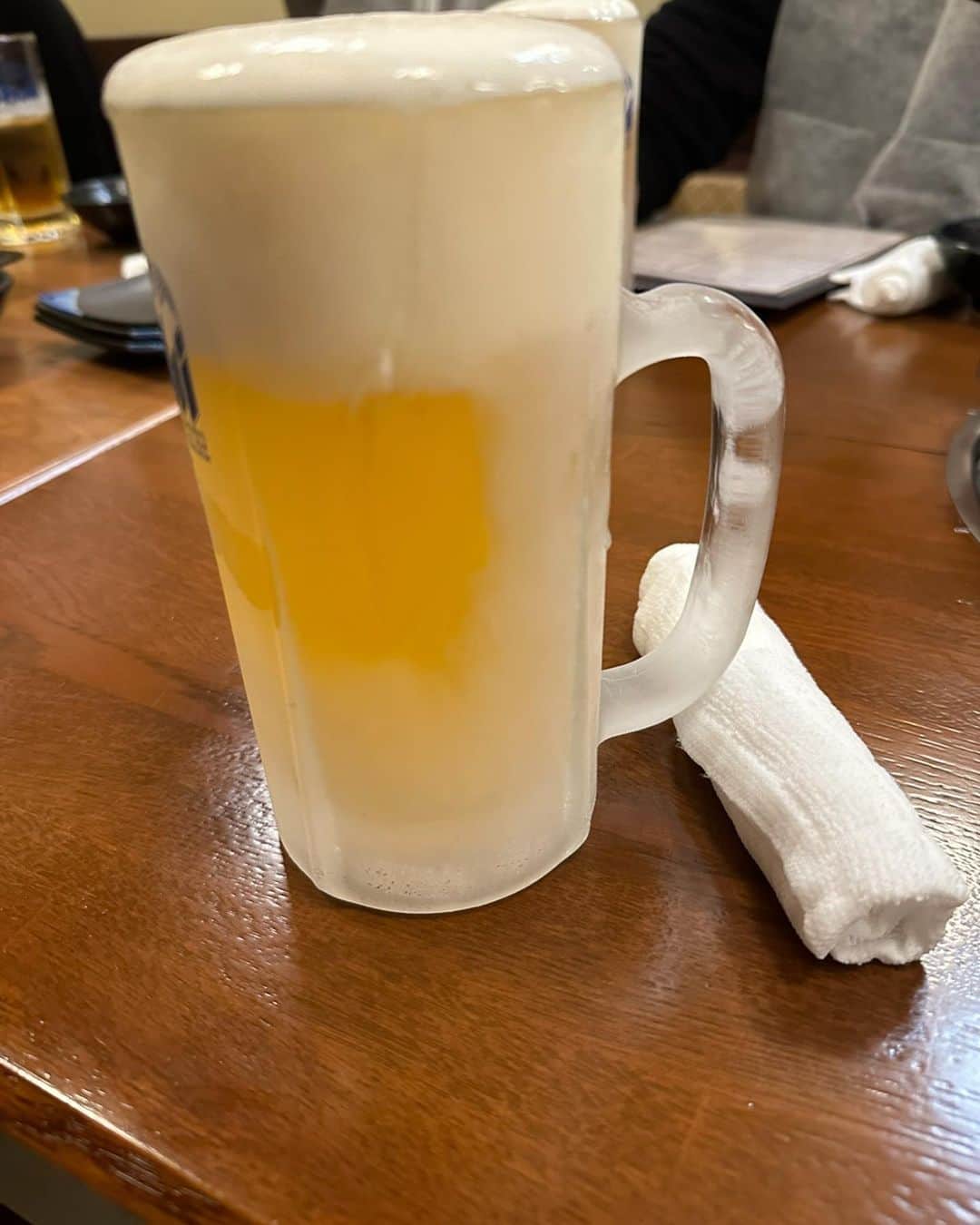 ラモス瑠偉のインスタグラム：「先週素敵な仲間達藤井寺ある美味しい焼肉屋さん行って来ました。キンキンに冷えたお忙しいいいいい生🍺ビール最高でした。実はお店の社長がある番組で前園がラモスさんはキンキン冷えた生ビールしか飲まないと聞いて今回用意してくれました♪Zono obrigado 🙏🙇‍♂️🙇‍♂️🙇‍♂️🙇‍♂️🙇‍♂️😍semana passada fui numa província de Osaka (Fujiidera)comer um YAKINIKU (BBQ japonês)uma delícia 😋 acompanhada de um chope super gelado.o interessante foi que o dono do restaurante estava assistindo um programa na Tv.ai o Ex jogador legenda Maezono disse que eu só tomava chope gelado.por isso que ele preparou o chope super gelado 🥶 Maezono Arigatou🙏😍🇯🇵⚽️」
