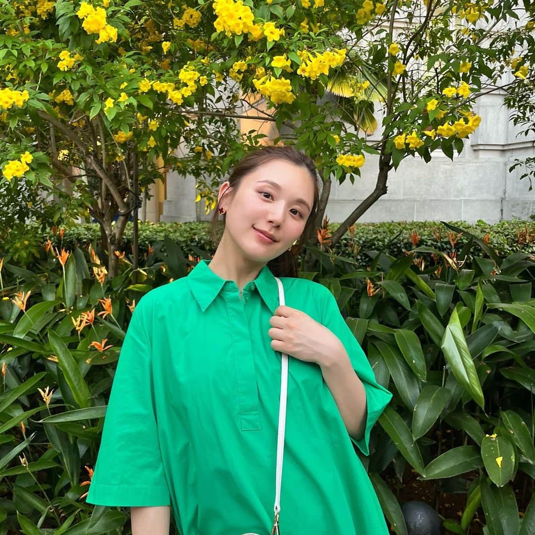 ひよんのインスタグラム：「💚💚  お気に入りのワンピース💚 @cosstores_jp のだよ💚  全身はまた今度載せるね💚  #ひよん #ひよんコーデ #ひよんマタニティ」