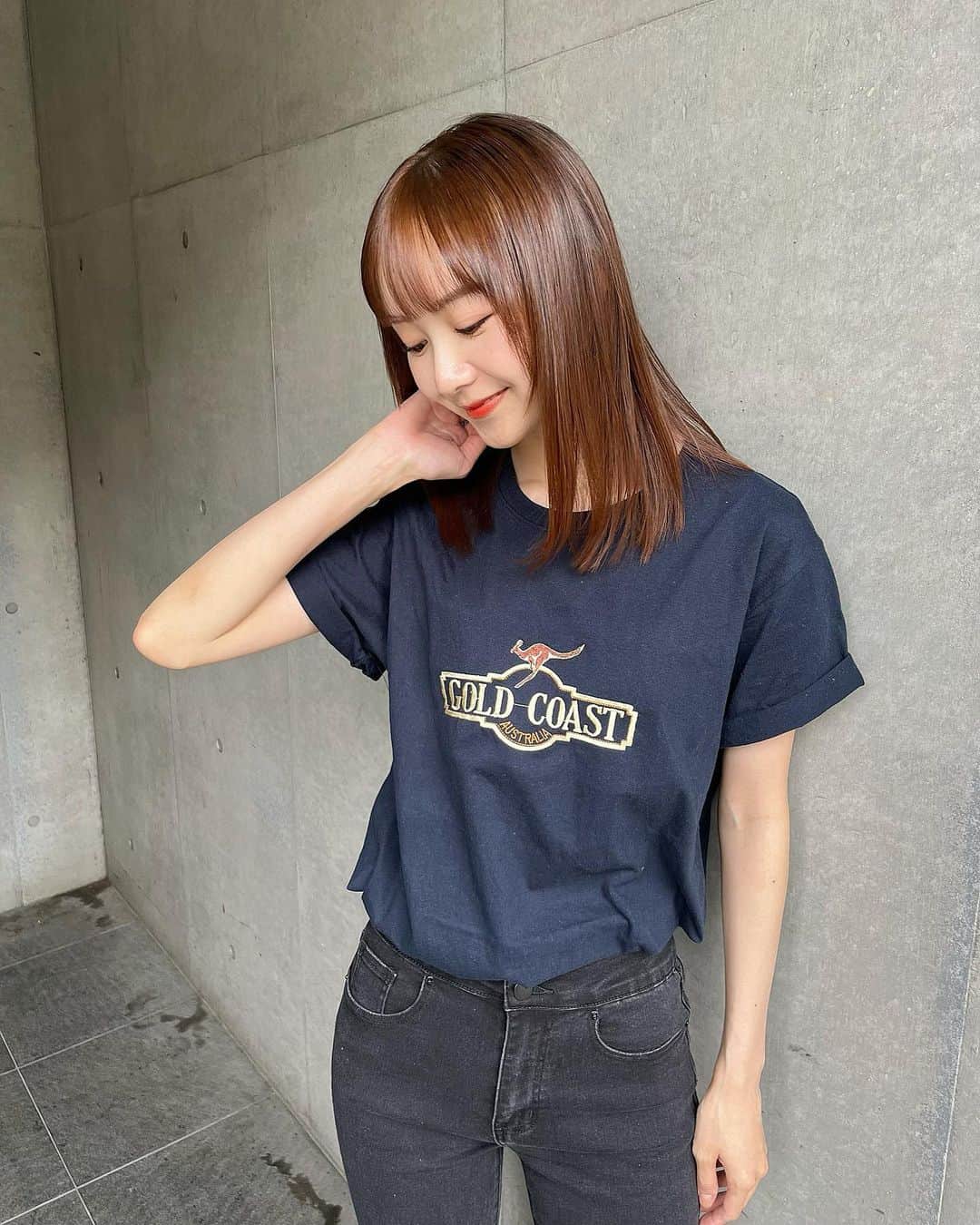 西脇梨紗さんのインスタグラム写真 - (西脇梨紗Instagram)「. 数ヶ月ぶりに @yamashita_1231 さんのところで 髪質改善トリートメントをしてもらいました🫶🏻  ヘアケア、、本当に怠っていて、 出先でホテルの備え付けリンスインシャンプーを使ったり オーストラリアに行ったりで 髪に全く気を使っていなかった🙋‍♀️  そのせいで髪を乾かすと毛玉ができて ブラシでそれを引きちぎっていた🤣 （こんなことは絶対に良くありません🤣）  しっかりトリートメントしてもらったおかげで サラッサラの髪を取り戻しました🥹！  いつもありがとうございます🕊 （アドレナリン、早速観て、めっちゃくちゃ好きでした。）  #ReBondトリートメント #Reaidストレート #酸熱トリートメント #髪質改善 #髪質改善トリートメント  #ストレートヘア #レイヤーカット #レイヤーカットミディアム  #ミディアムヘア #大人カジュアル #大人カジュアルコーデ #ハーフメイク #オレンジメイク #fashion #tshirts」6月25日 20時12分 - risa_nishiwaki