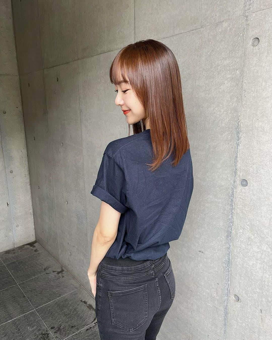 西脇梨紗さんのインスタグラム写真 - (西脇梨紗Instagram)「. 数ヶ月ぶりに @yamashita_1231 さんのところで 髪質改善トリートメントをしてもらいました🫶🏻  ヘアケア、、本当に怠っていて、 出先でホテルの備え付けリンスインシャンプーを使ったり オーストラリアに行ったりで 髪に全く気を使っていなかった🙋‍♀️  そのせいで髪を乾かすと毛玉ができて ブラシでそれを引きちぎっていた🤣 （こんなことは絶対に良くありません🤣）  しっかりトリートメントしてもらったおかげで サラッサラの髪を取り戻しました🥹！  いつもありがとうございます🕊 （アドレナリン、早速観て、めっちゃくちゃ好きでした。）  #ReBondトリートメント #Reaidストレート #酸熱トリートメント #髪質改善 #髪質改善トリートメント  #ストレートヘア #レイヤーカット #レイヤーカットミディアム  #ミディアムヘア #大人カジュアル #大人カジュアルコーデ #ハーフメイク #オレンジメイク #fashion #tshirts」6月25日 20時12分 - risa_nishiwaki